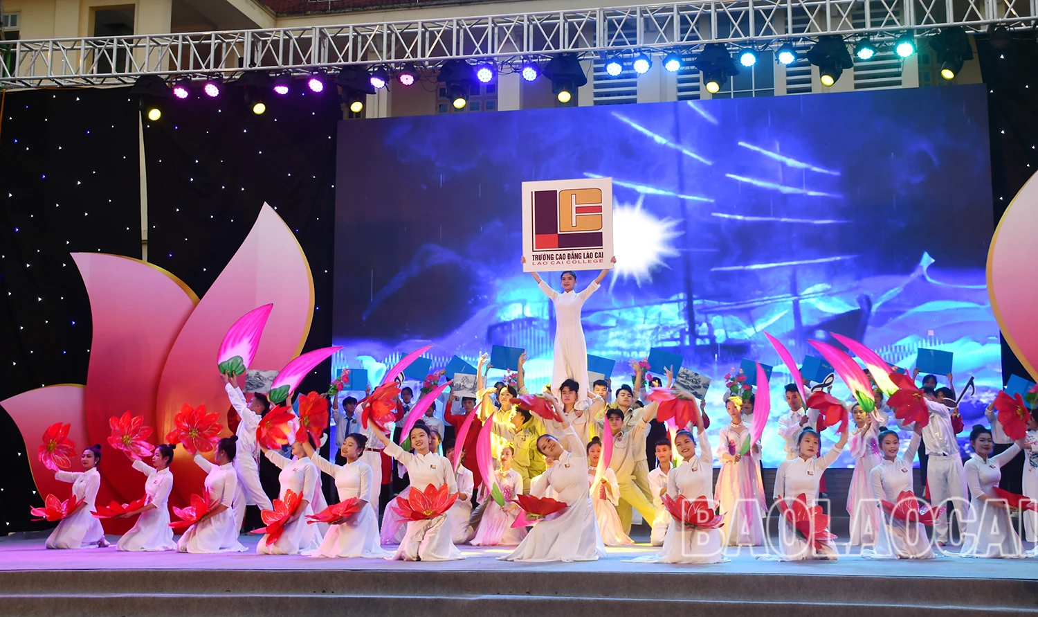 Văn nghệ tại lễ khai giảng.jpg