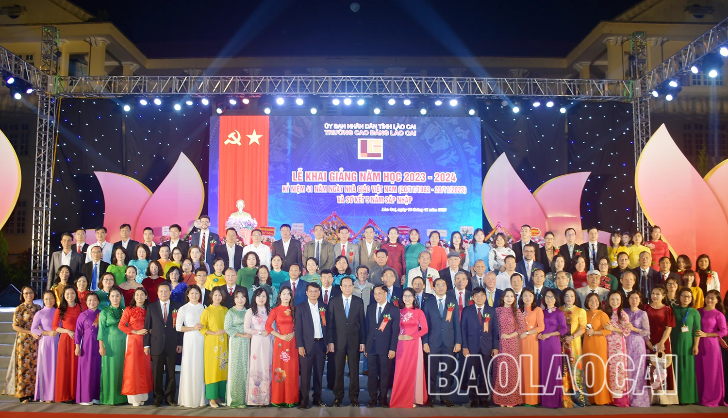 Các đồng chí lãnh đạo chụp ảnh lưu niệm với lãnh đạo, cán bộ, giáo viên, viên chức nhà trường.jpg