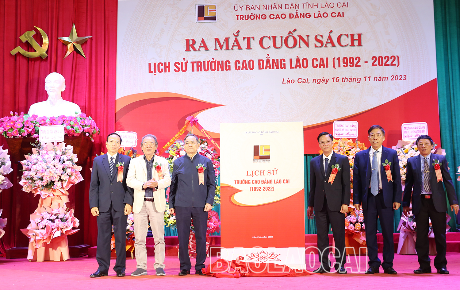Trước đó, nhà trường đã tổ chức ra mắt cuốn sách Lịch sử Trường Cao đẳng Lào Cai (1992 - 2022). Ra mắt cuốn Lịch sử trường Cao đẳng Lào Cai.jpg