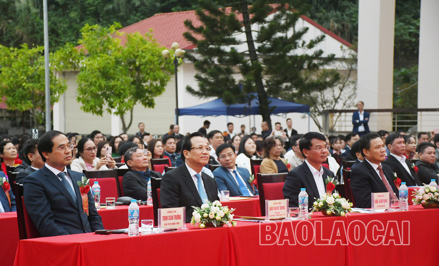 Các đại biểu dự buổi lễ. Các đại biểu dự lế khai giảng.jpg
