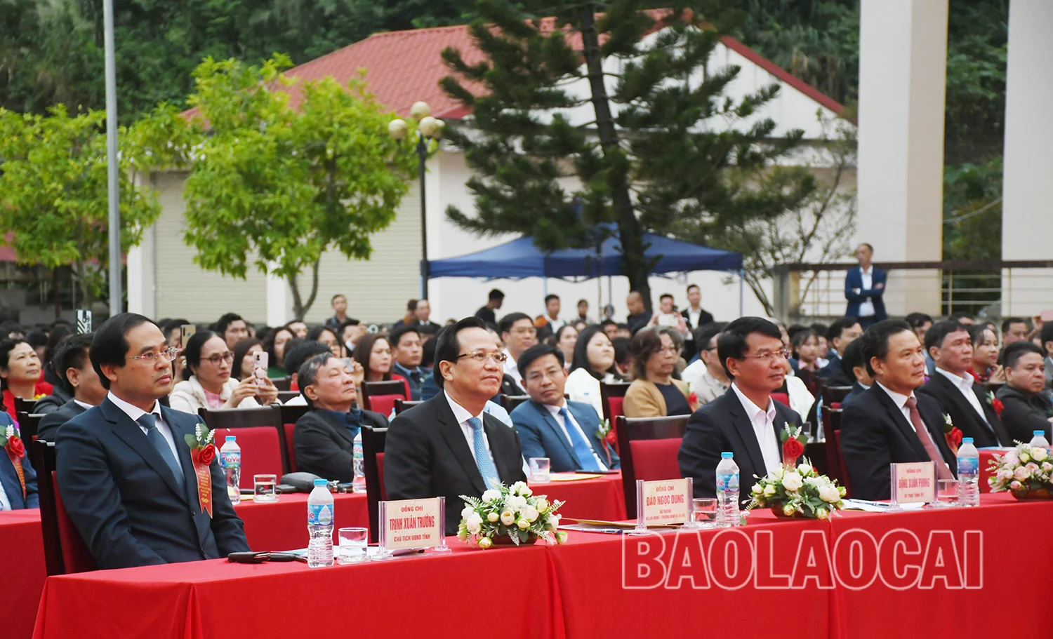 Các đại biểu dự lế khai giảng.jpg