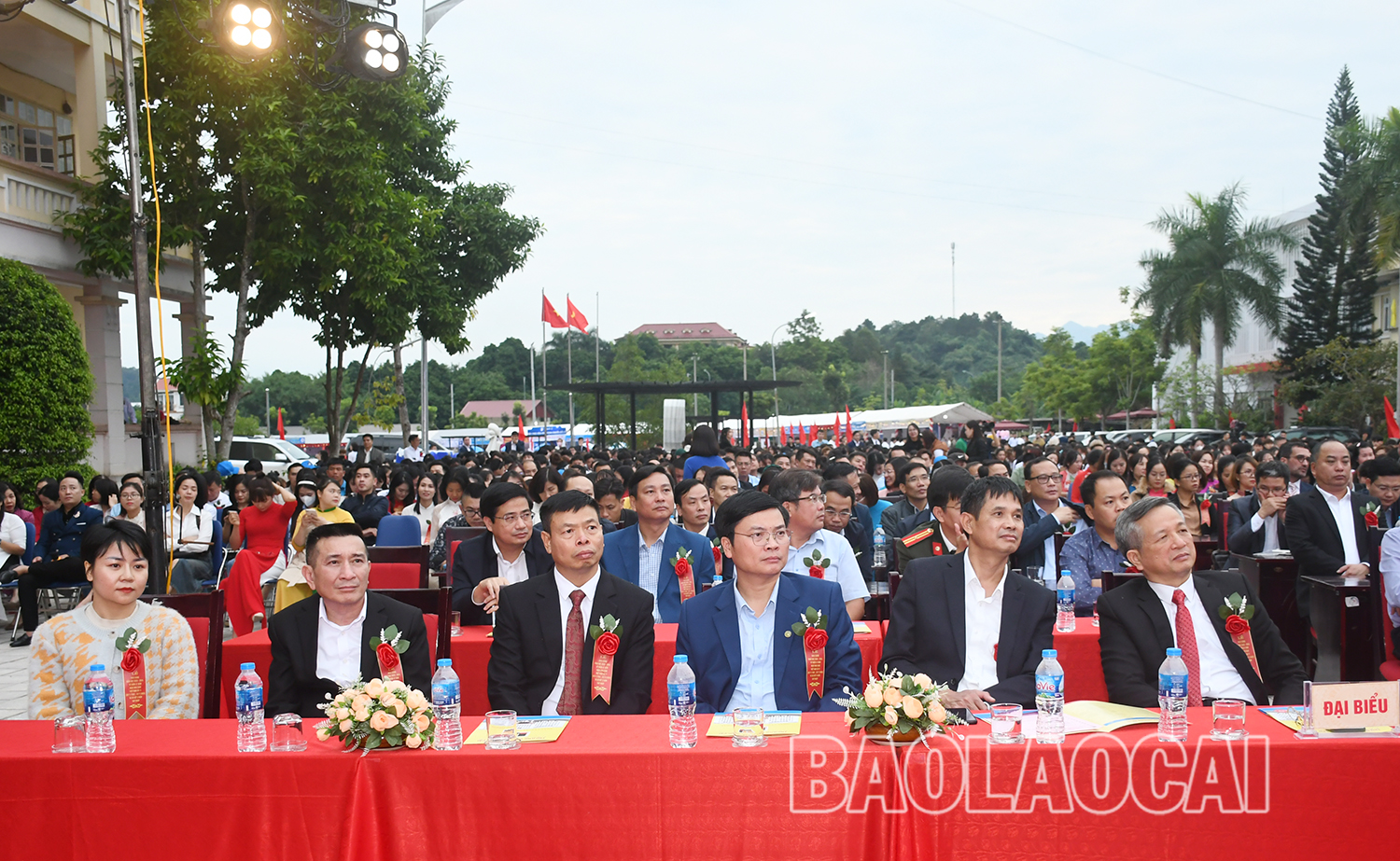 Các thế hệ lãnh đạo, cán bộ, học sinh, sinh viên nhà trường dự buổi lễ. Đông đảo thế hệ lãnh đạo, cán bộ, học sinh, sinh viên nhà trường tham dự buổi lễ.jpg