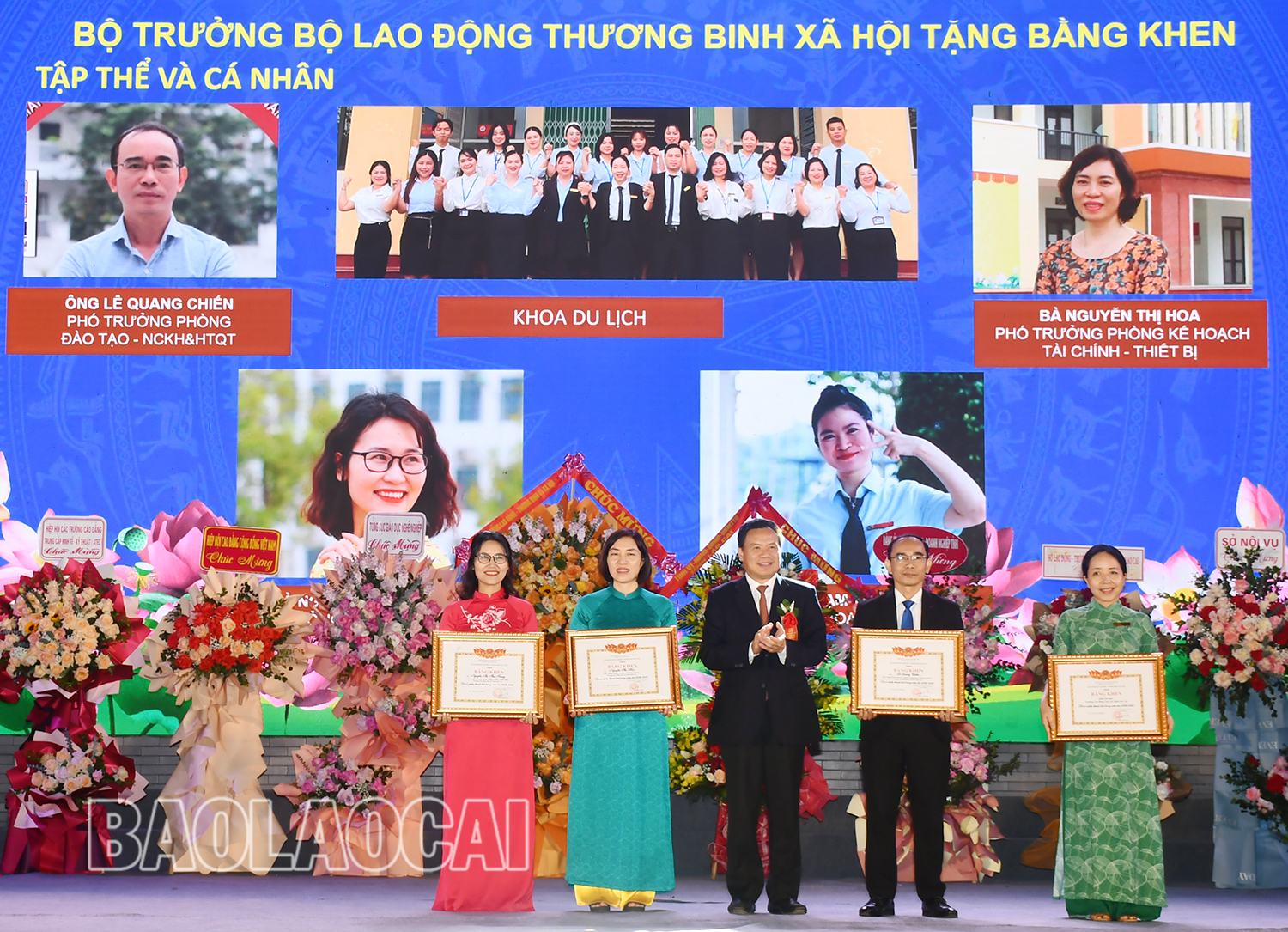 Tặng Bằng khen của Bộ trưởng Bộ Lao động - Thương binh và Xã hội cho các tập thể và cá nhân. Tặng Bằng khen của Bộ trưởng Bộ Lao động, Thương binh và Xã hội cho các tập thể.jpg