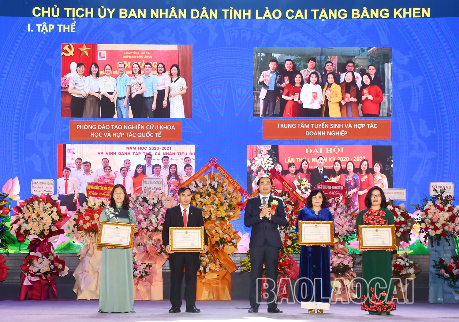 Tặng Bằng khen của Chủ tịch UBND tỉnh cho các tập thể.JPG