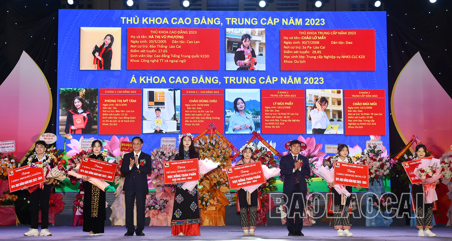 Khen thưởng các thủ khoa, á khoa hệ cao đẳng và hệ trung cấp năm 2023. Khen thưởng cho các thủ khoa, á khoa hệ cao đẳng, trung cấp năm 2023.jpg