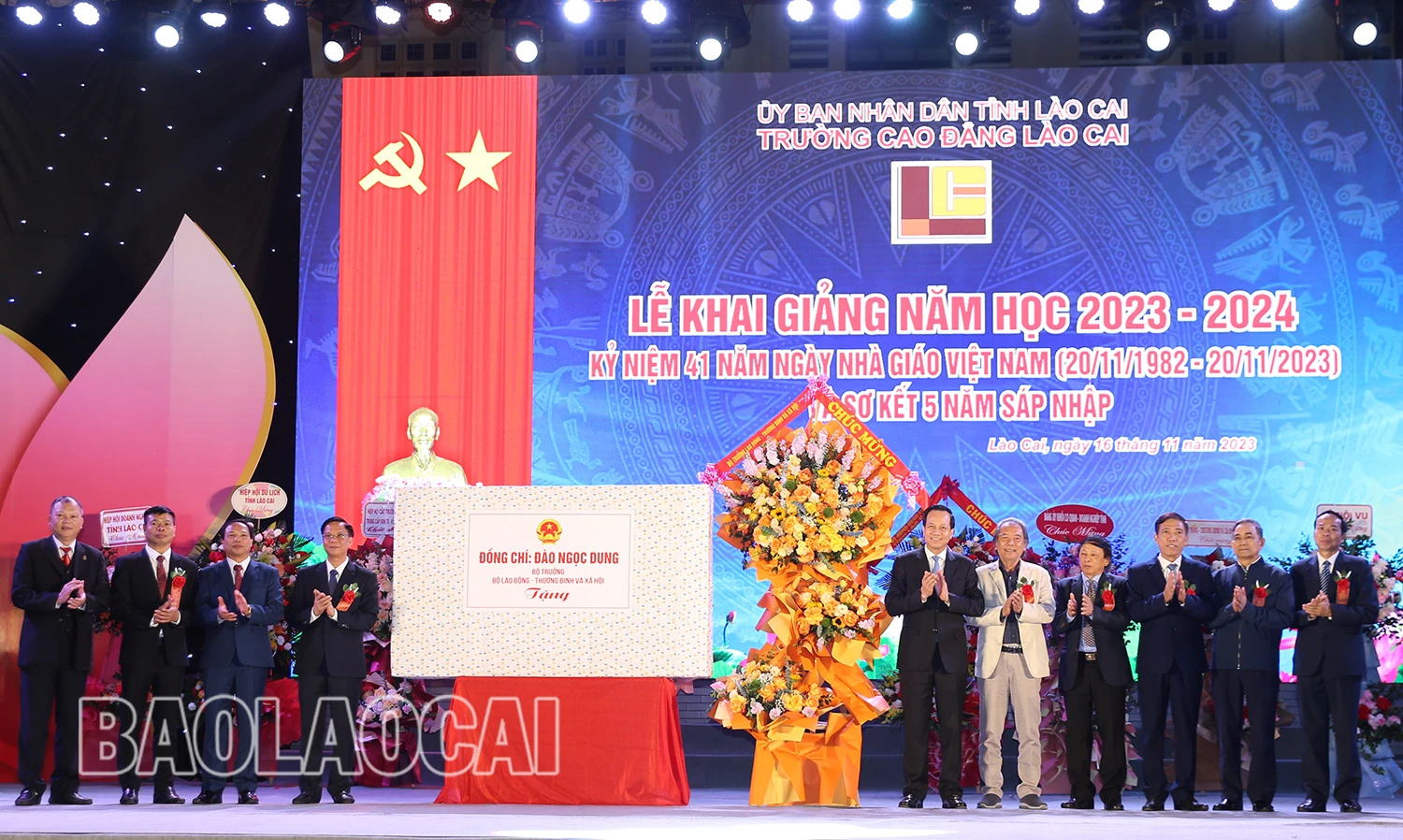 Bộ trưởng Bộ Lao động, Thương binh và Xã hội Đào Ngọc Dung tặng hoa và quà chúc mừng Trường Cao đẳng Lào Cai.JPG