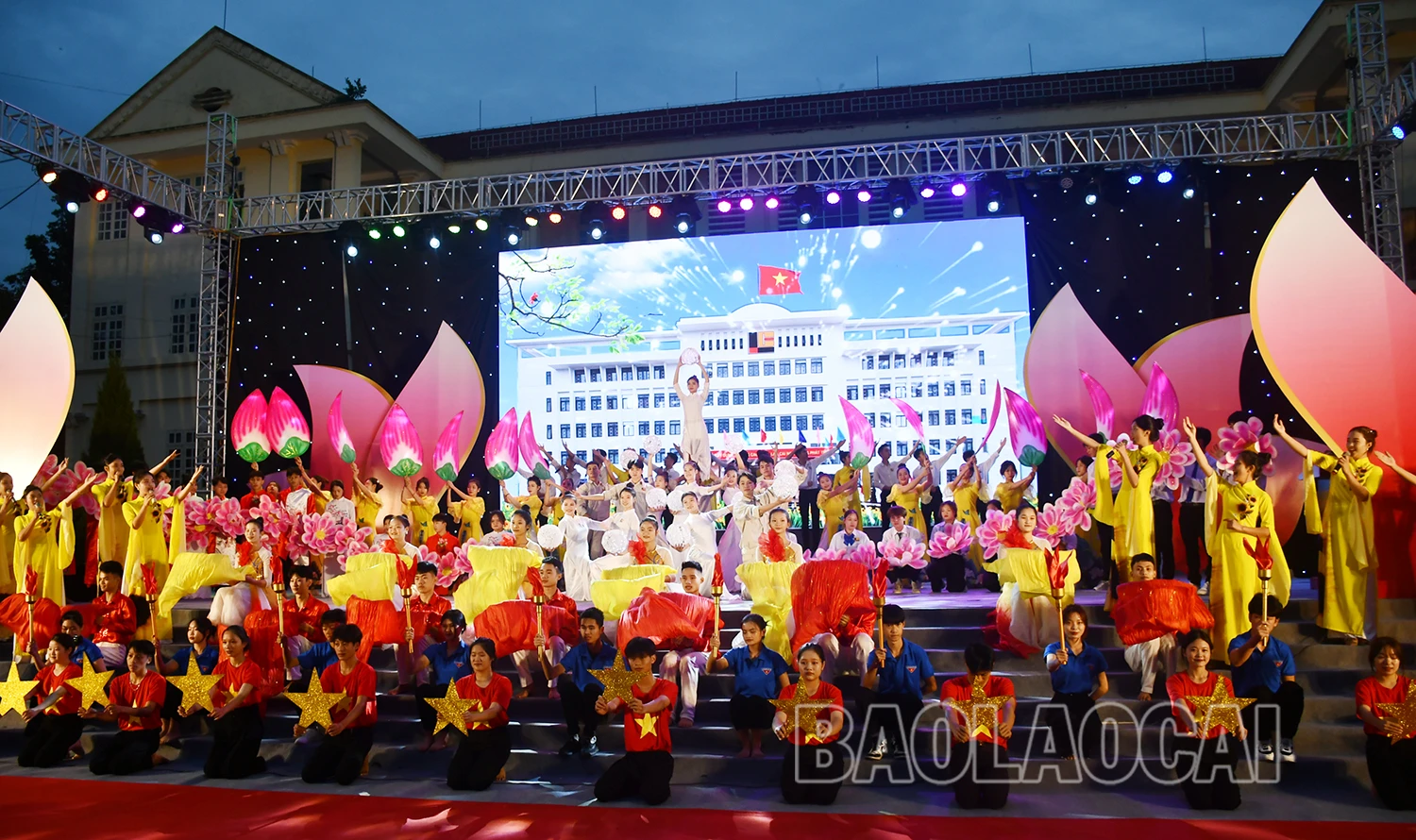 Văn nghệ tại buổi lễ.jpg