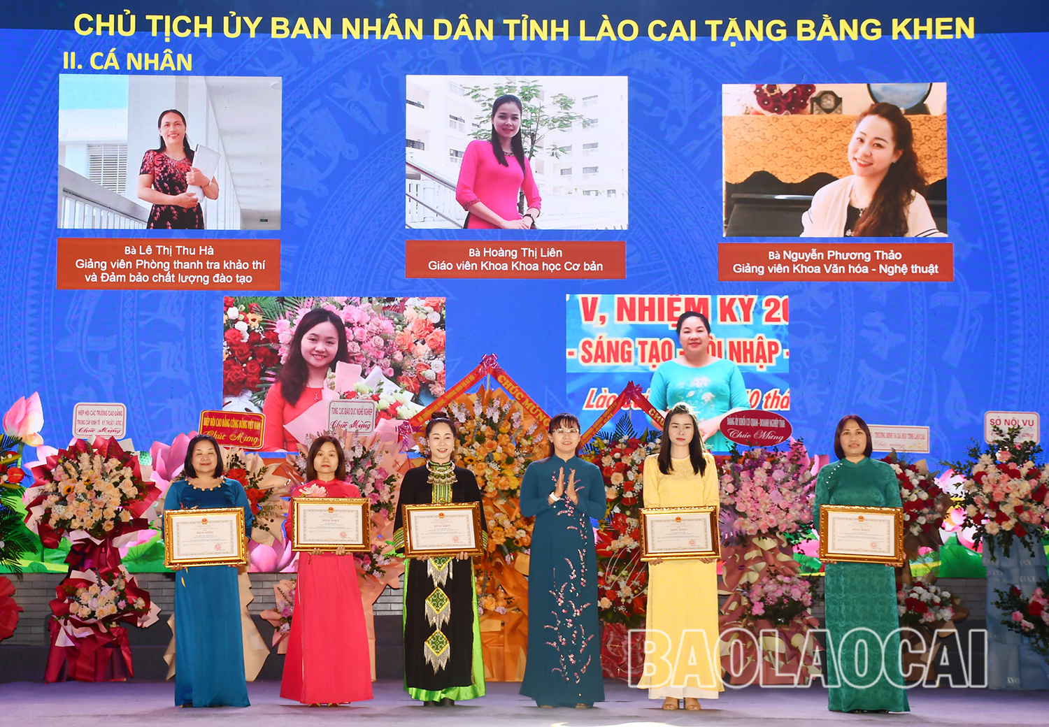 Phó Chủ tịch UBND tỉnh Giàng Thị Dung trao Bằng khen cho các cá nhân. Phó Chủ tịch UBND tỉnh Giàng Thị Dung trao Bằng khen cho các cá nhân.jpg