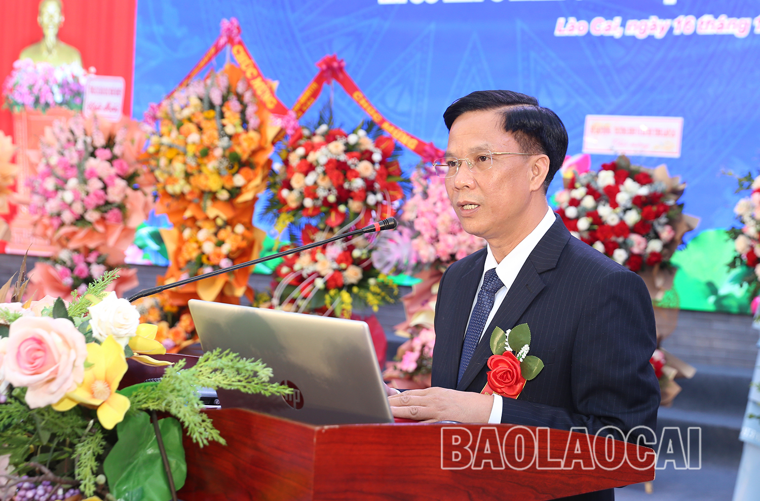 Đồng chí Hoàng Quang Đạt, Hiệu trưởng Trường Cao đẳng Lào Cai trình bày diễn văn khai giảng năm học mới. Đồng chí Hoàng Quang Đạt, Hiệu trưởng trường Cao đẳng Lào Cai đọc diễn văn sơ kết 5 năm sáp nhập và khai giảng năm học mới.jpg