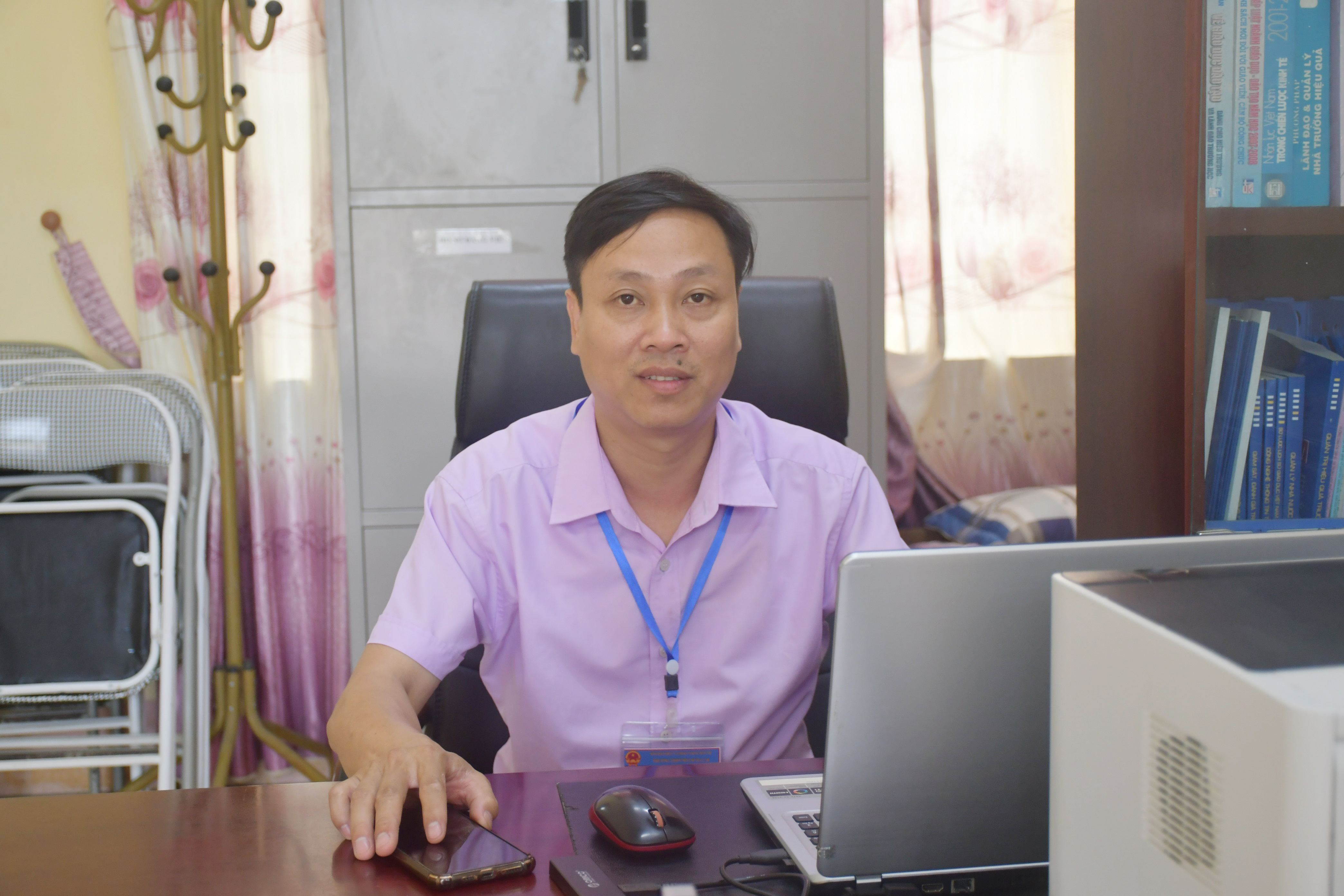 Thầy giáo Phan Trọng Khương, Phó Hiệu trưởng phụ trách Trường THPT số 1 Si Ma Cai. 8C3CA7FD-3680-4170-952F-1BA73B1BDDD1.jpeg