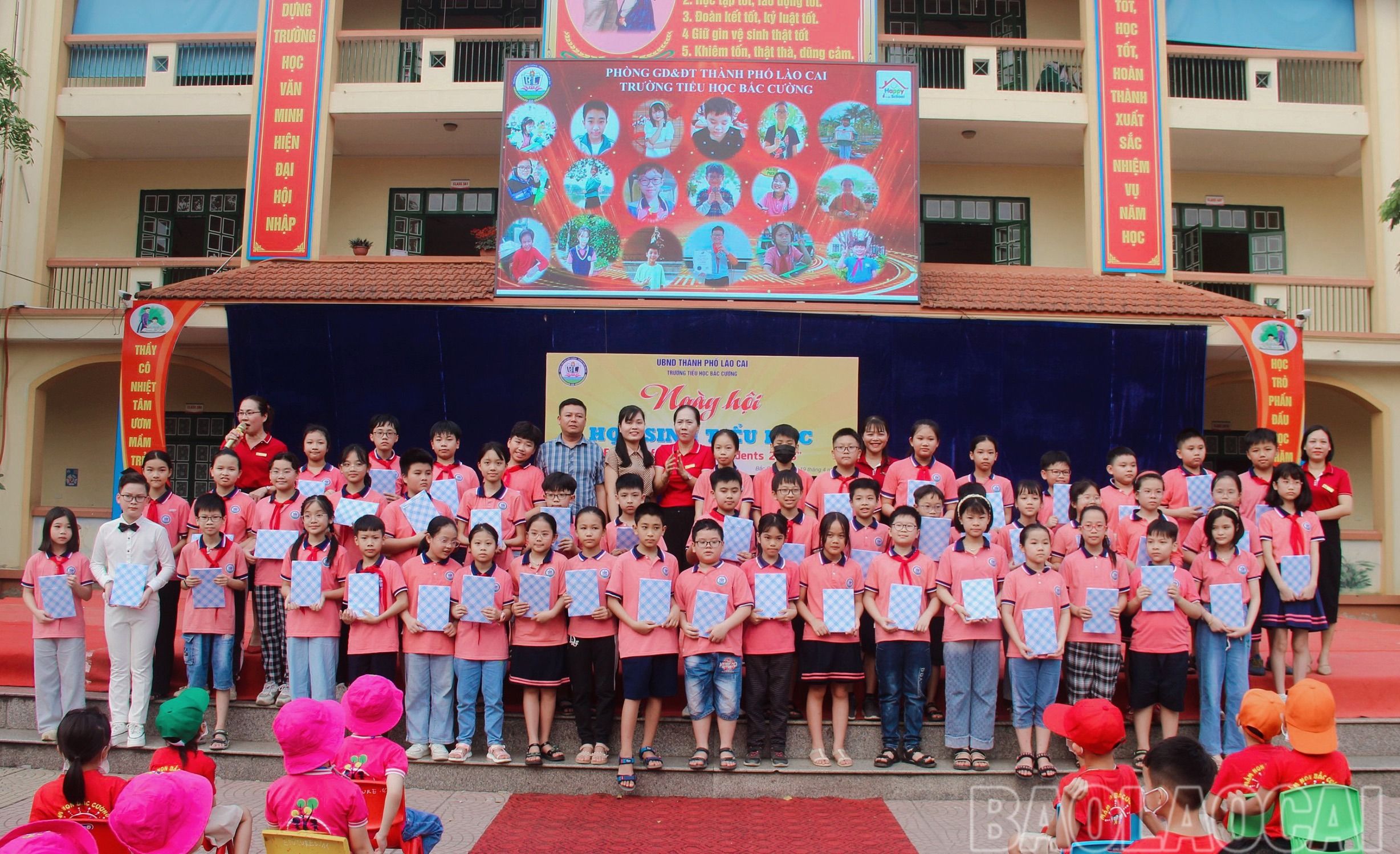 Khen thưởng học sinh tiêu biểu xuất sắc. z4276674750230_77a0a313a59e32ea0bd526d3d397b31e.jpg