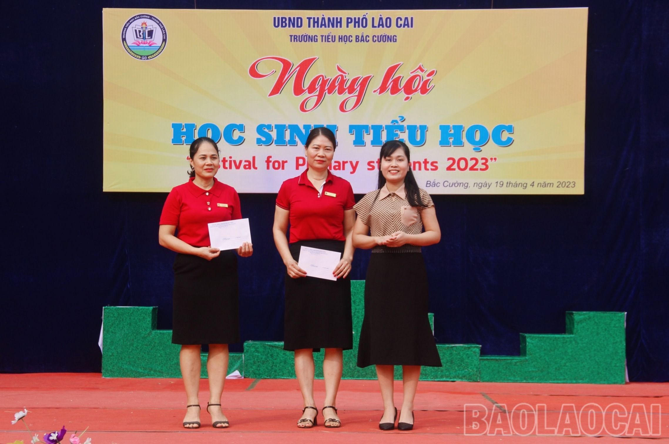 Tặng quà cho giáo viên mắc bệnh hiểm nghèo. z4276674767966_2676dd84af293af1bf3ae4428e62a2e0.jpg