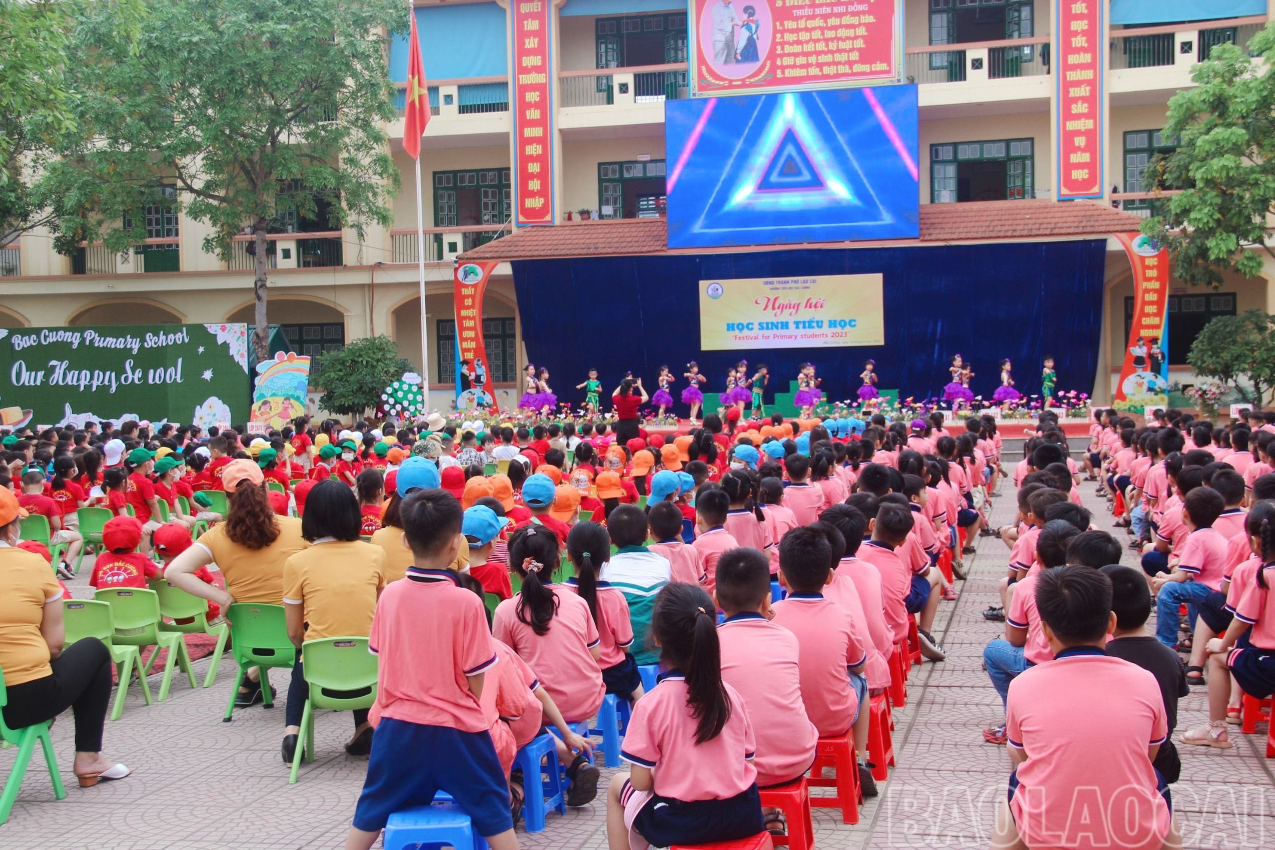Quang cảnh ngày hội. z4276674761220_3644f8c93ae955cda67a62d499f86ebf.jpg