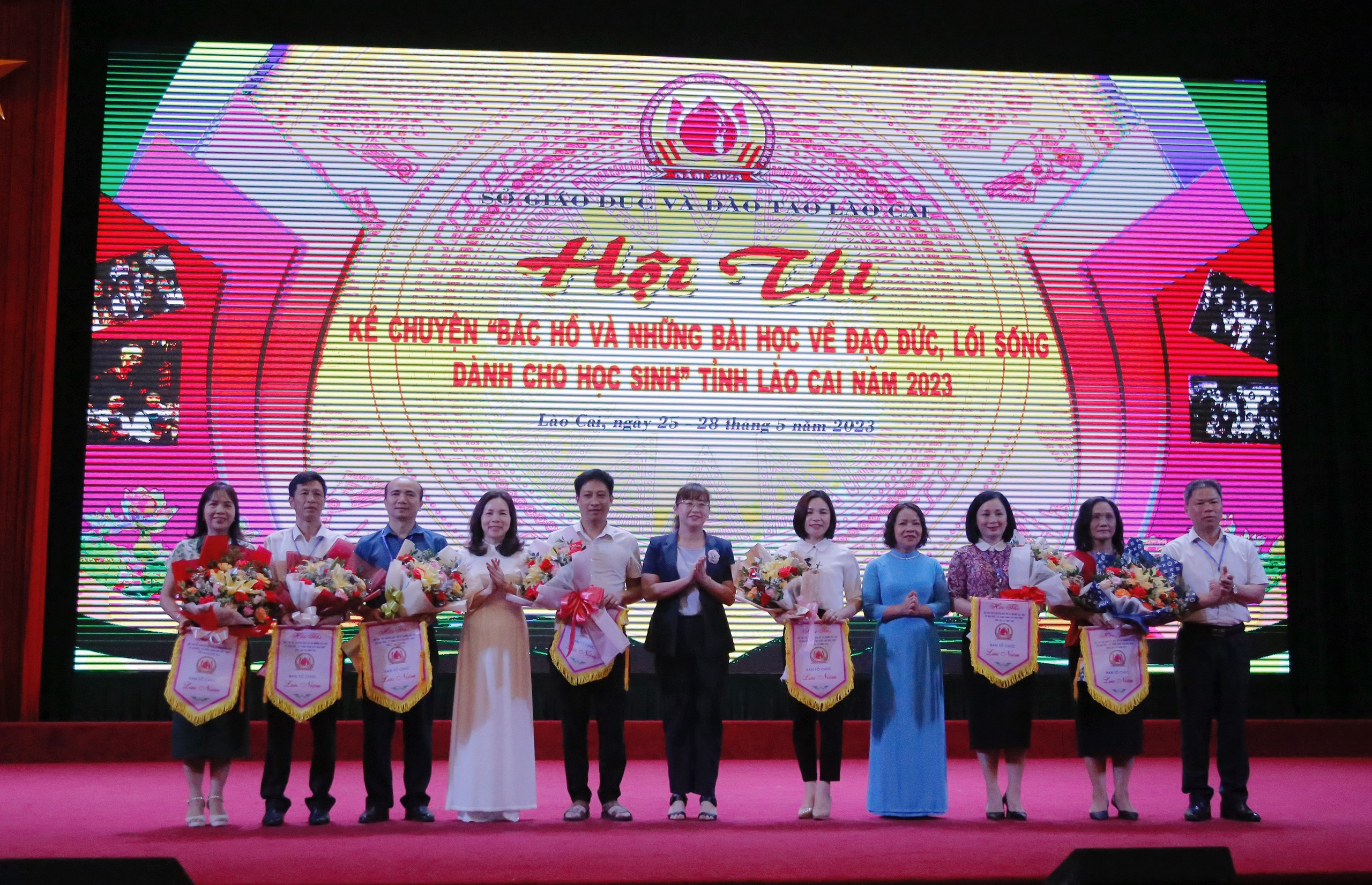 Ban tổ chức trao cờ lưu niệm cho các đoàn dự thi. z4374436415598_b8bb1b223f630312fd1718b7fcff845f.jpg