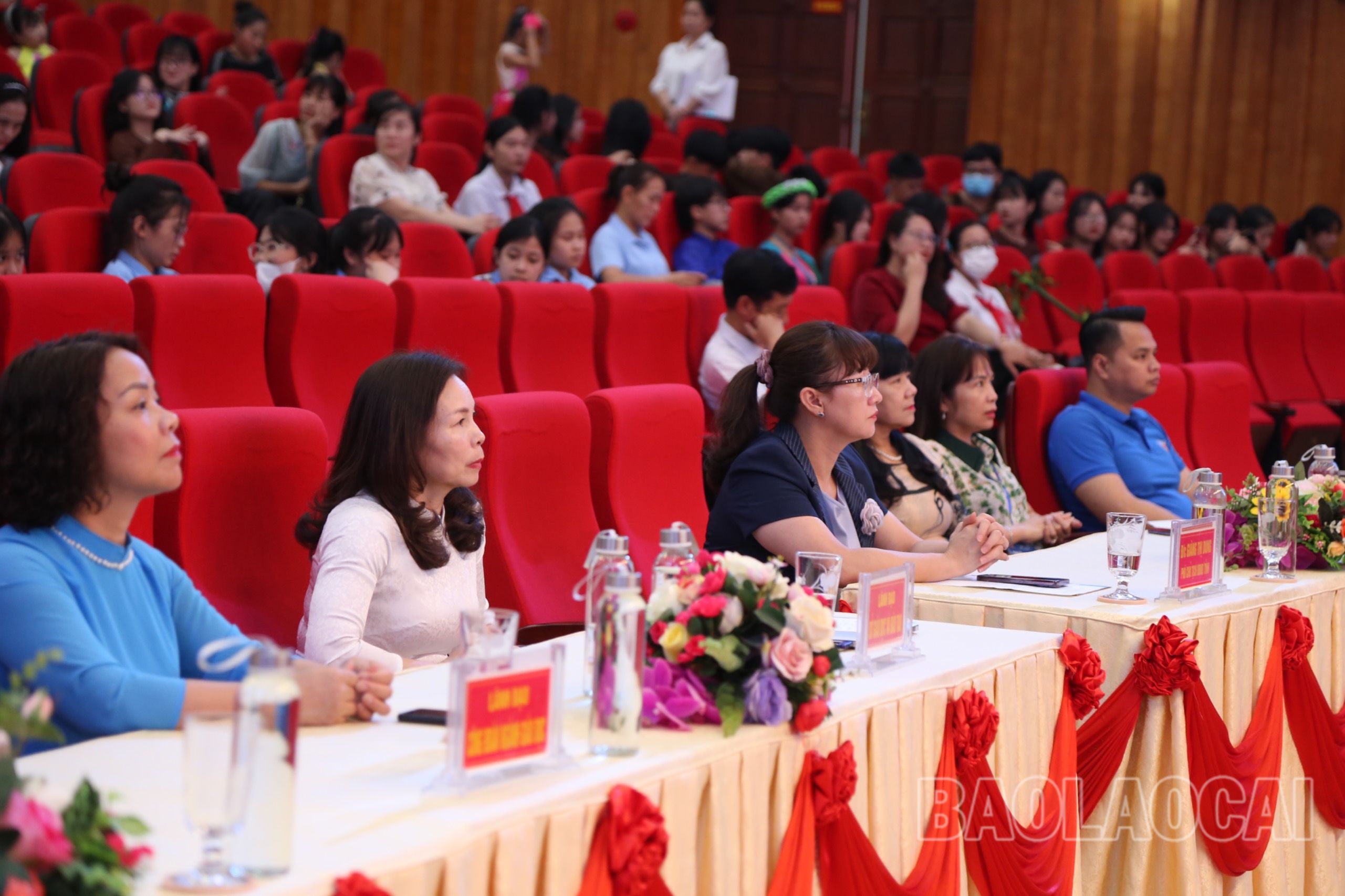 Các đại biểu dự lễ khai mạc. z4374436501412_03402cf8c7d345faa700e75a6151d410.jpg