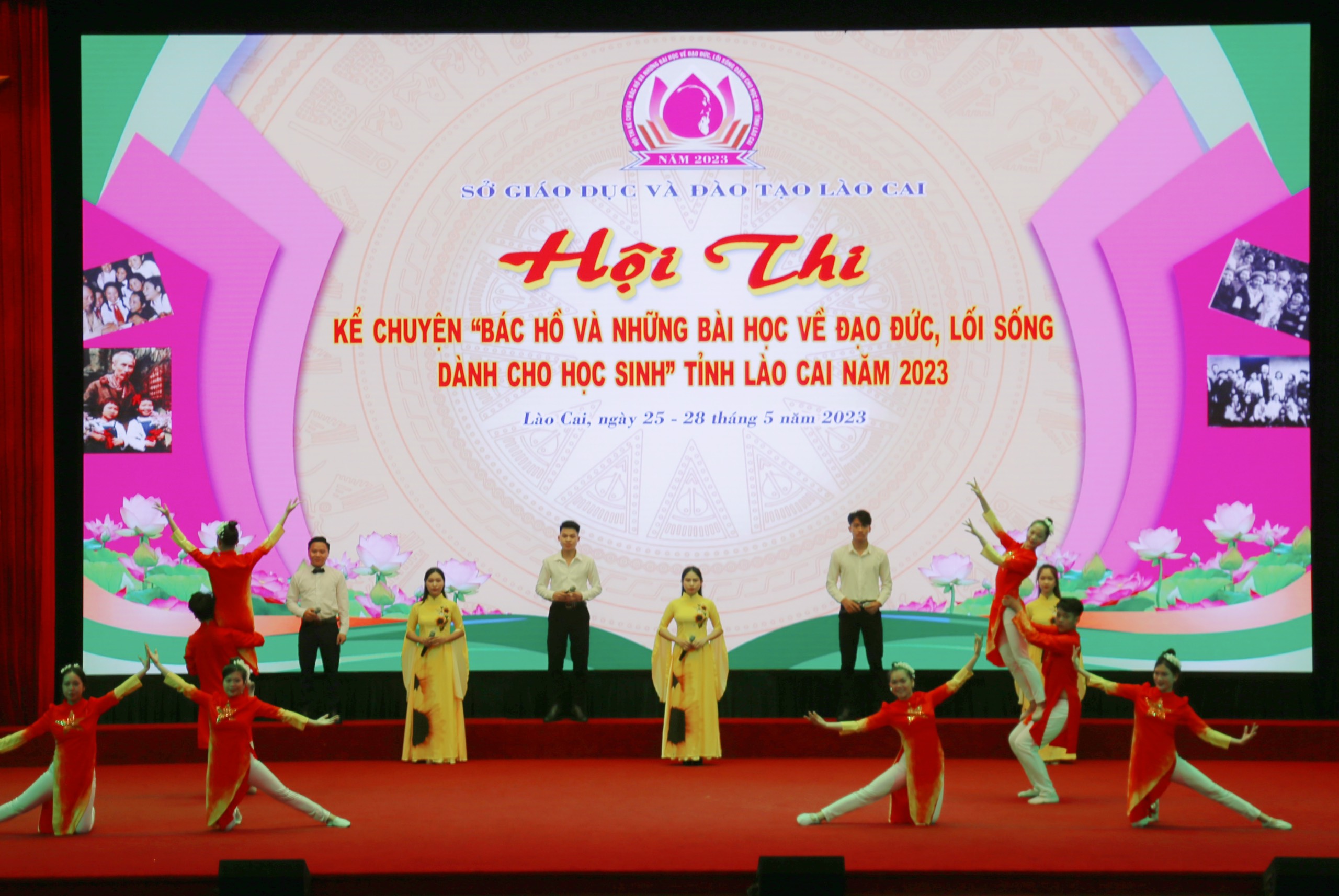 Văn nghệ chào mừng. z4374436229193_182cbf02c9290863680961fb39352de4.jpg