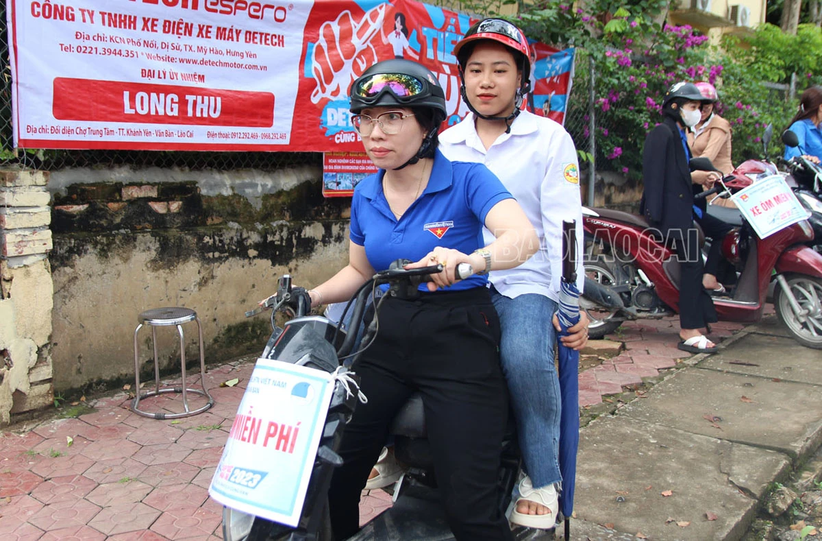 Đội thanh niên tình nguyện hỗ trợ đưa, đón các thí sinh miễn phí tại điểm thi số 1 Văn Bàn..jpg