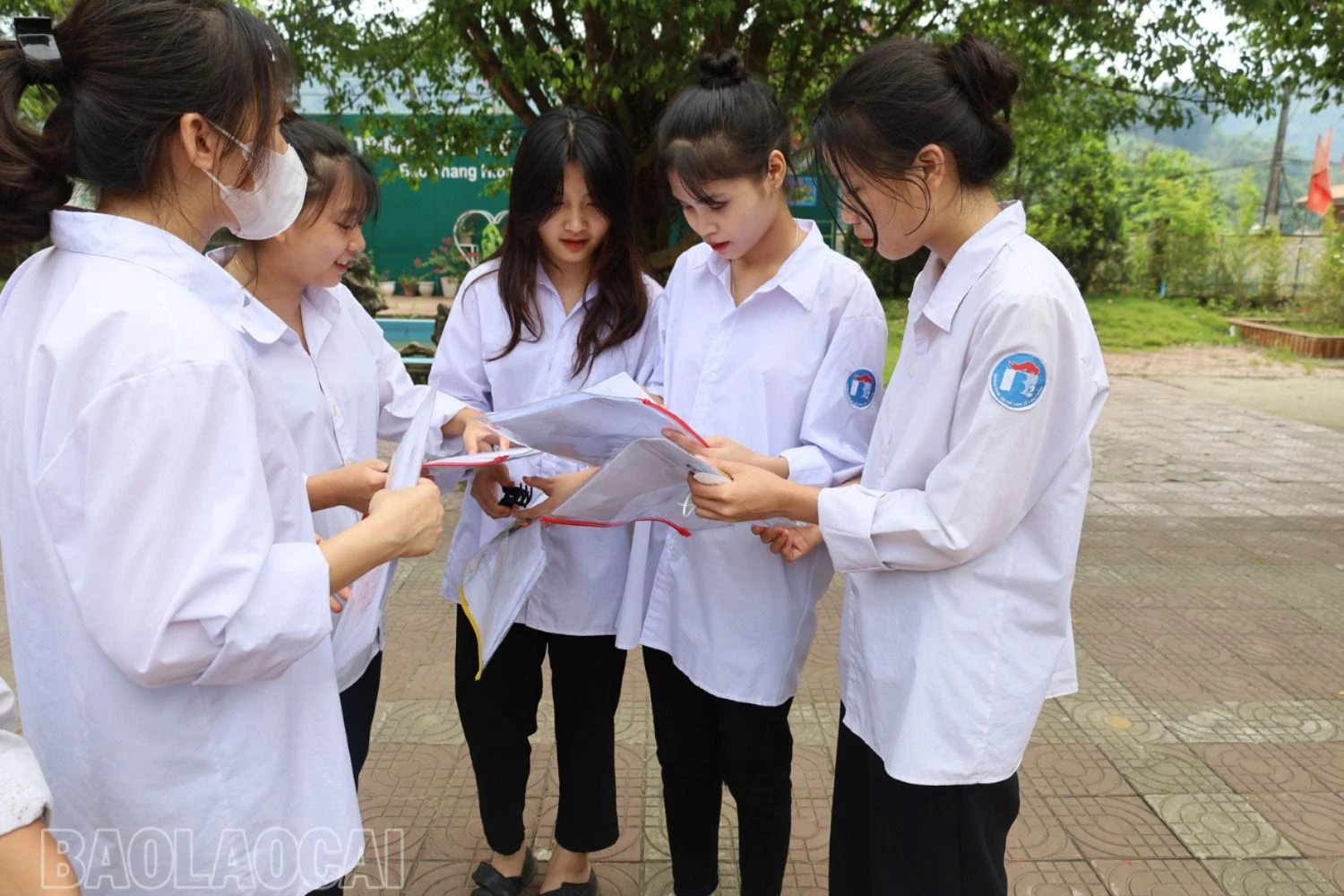 Thí sinh trao đổi bài sau thi..jpg