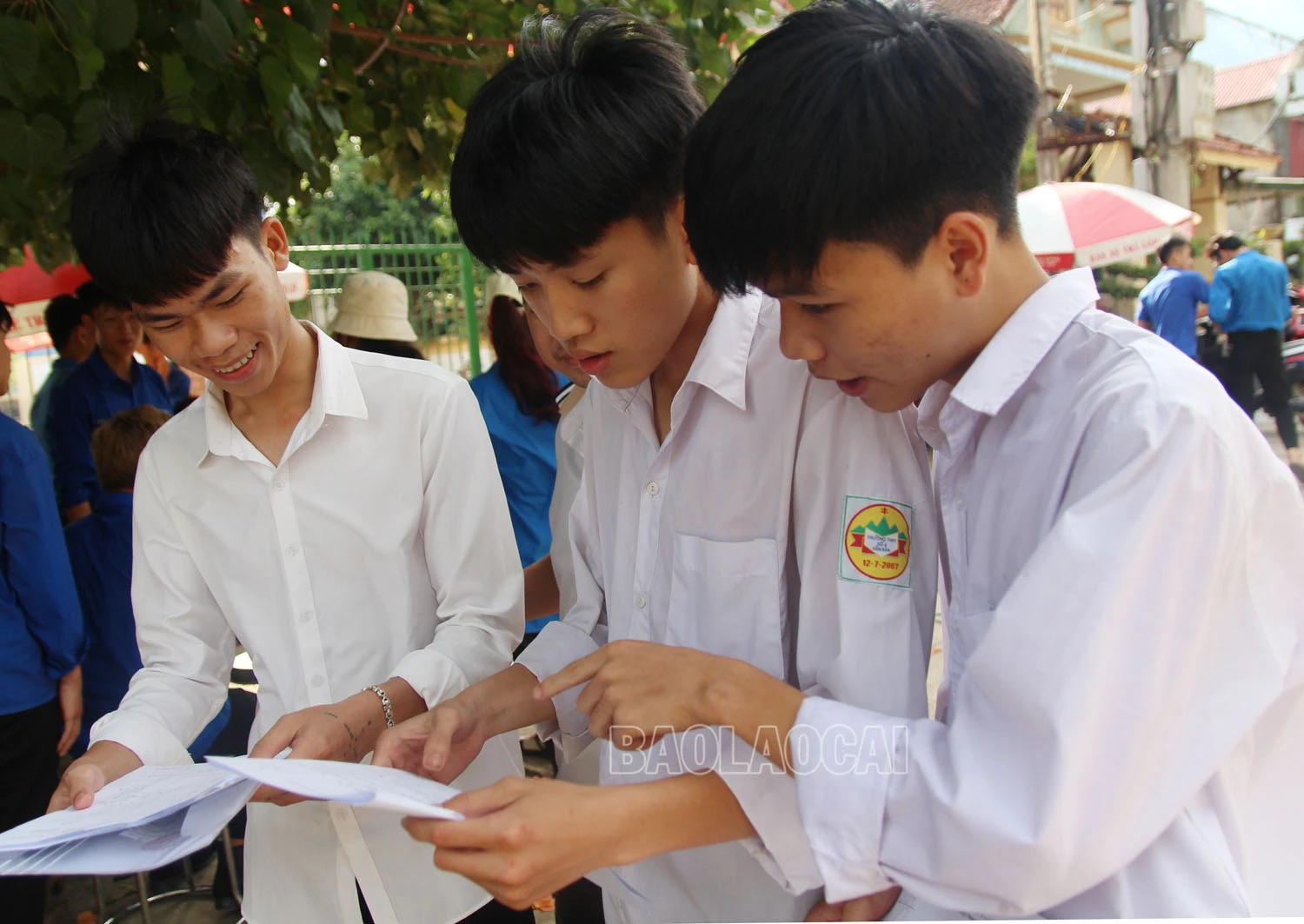 Thí sinh tại điểm thi số 1 Văn Bàn trao đổi đề khi ra khỏi phòng thi..jpg