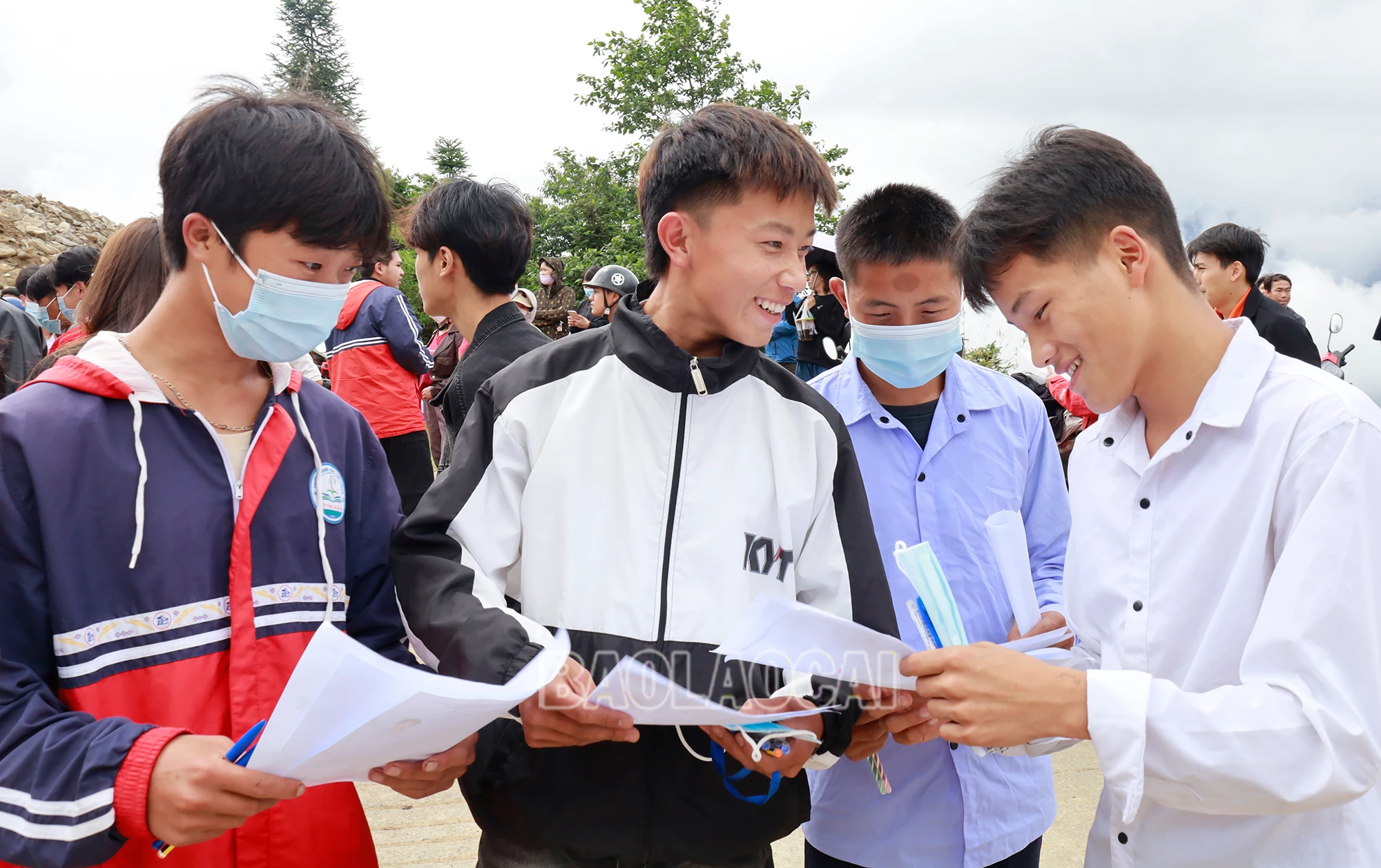 Thí sinh tại Điểm thi số 1 thị xã Sa Pa trao đổi đề thi môn Ngữ Văn sau khí kết thúc thời gian làm bài..JPG