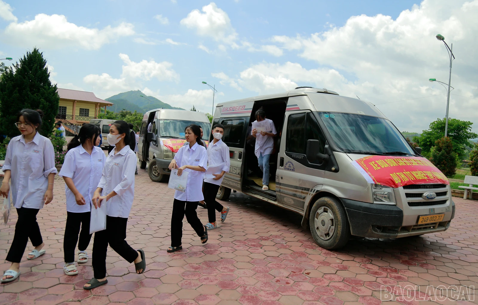 baolaocai_Xe đưa thi sinh từ điểm thi số 1 về ăn nghỉ tại Trường PTDT Nội trú THCS và THPT Bảo Yên.JPG