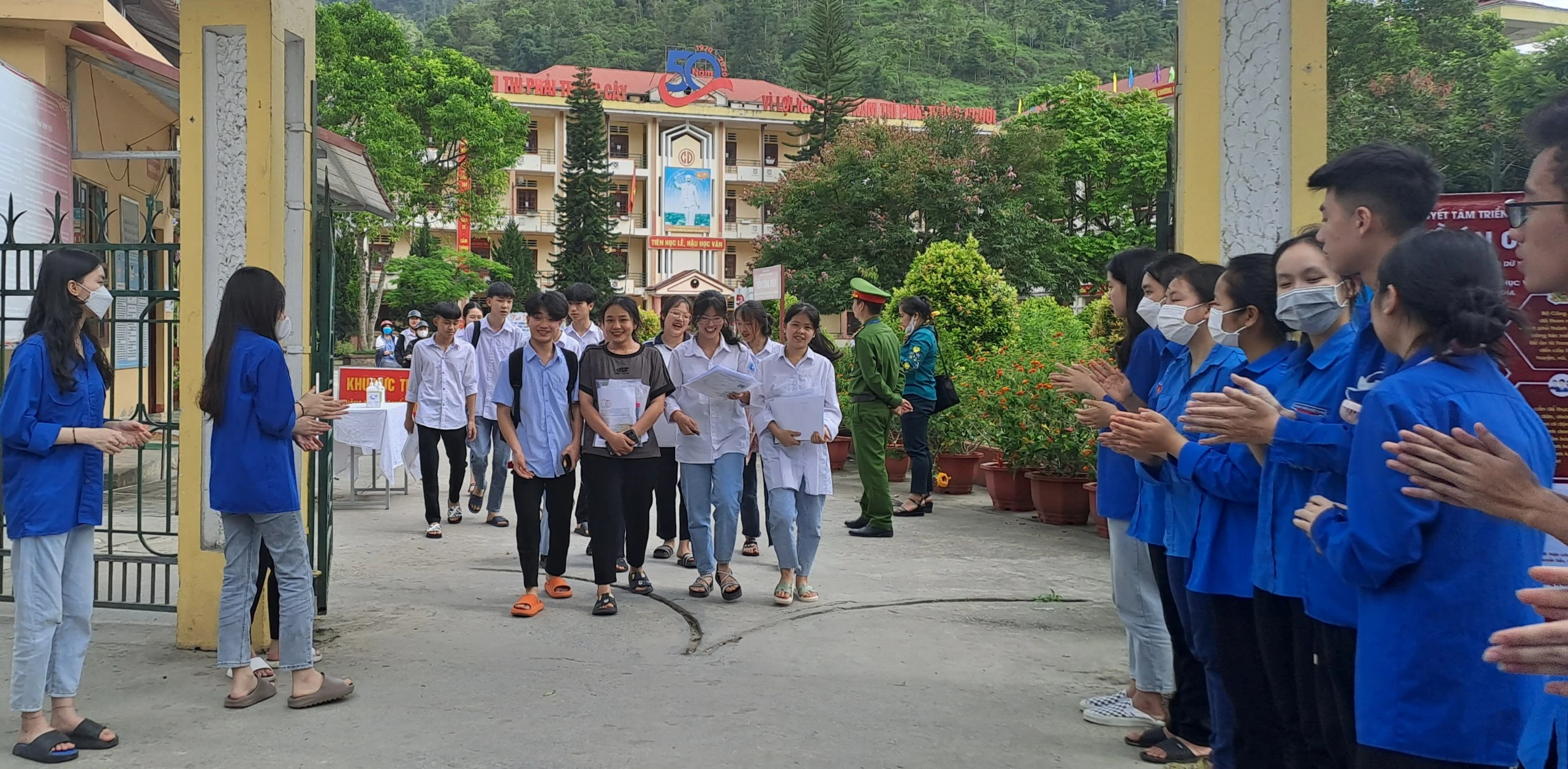 Nhiều học sinh ra khỏi điểm thi với tâm trạng thoải mái..jpg