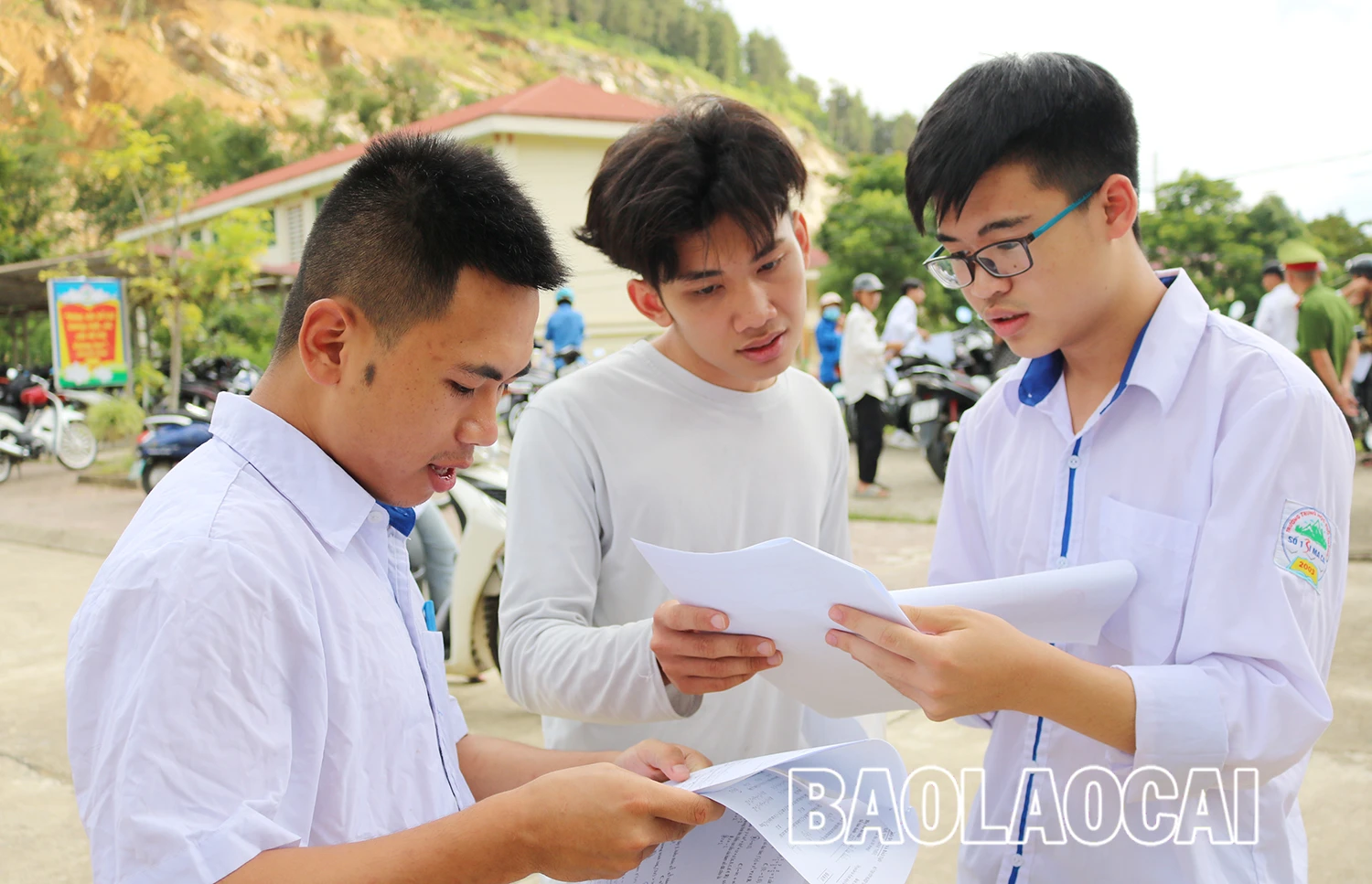 Thí sinh Si Ma Cai than đề thi năm nay khó hơn so với năm ngoái.jpg