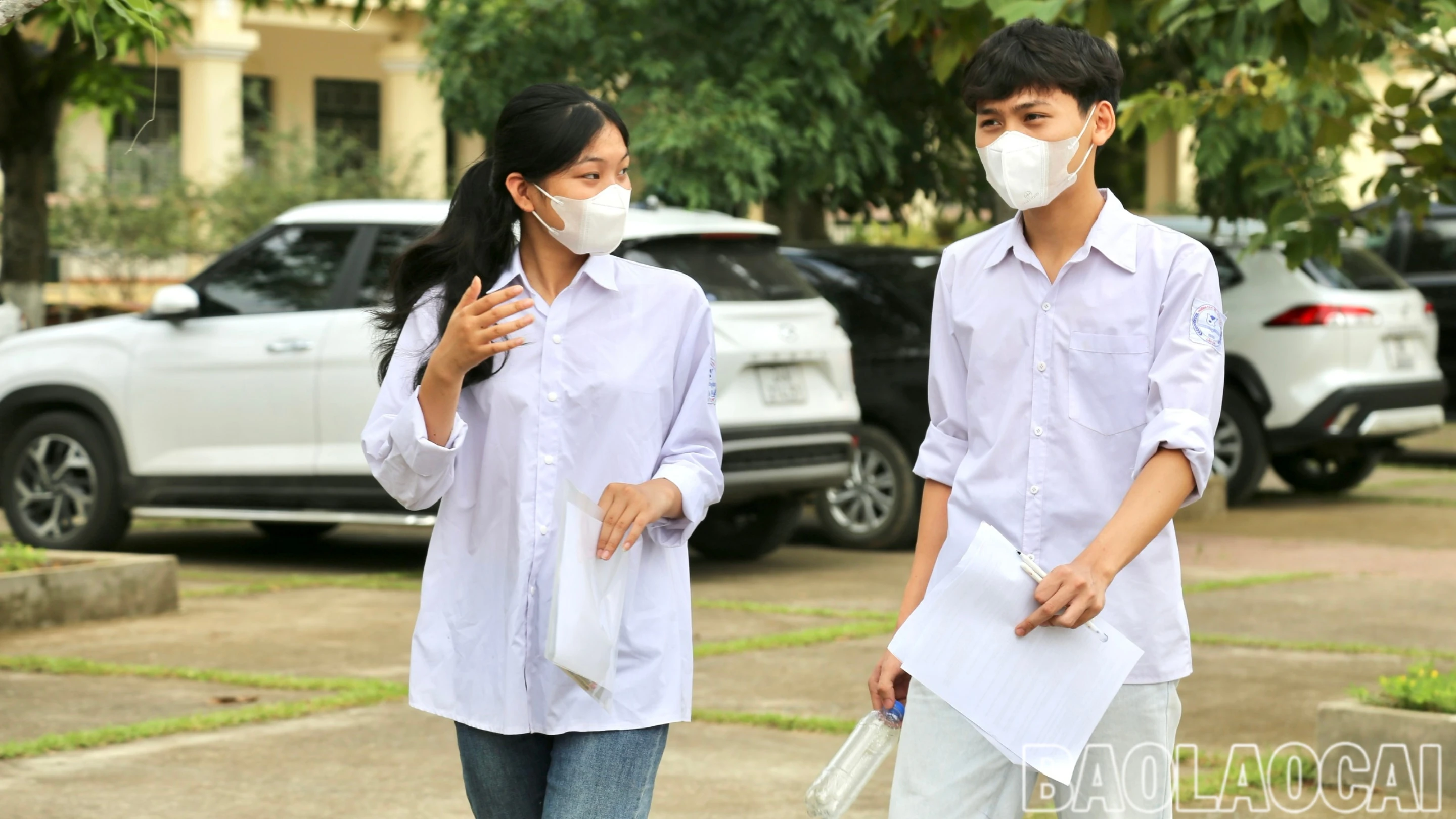 các thí sinh tại điểm thi Trường THPT số 1 huyện Bát Xát tỏ ra hài lòng với môn thi đầu tiên.jpg