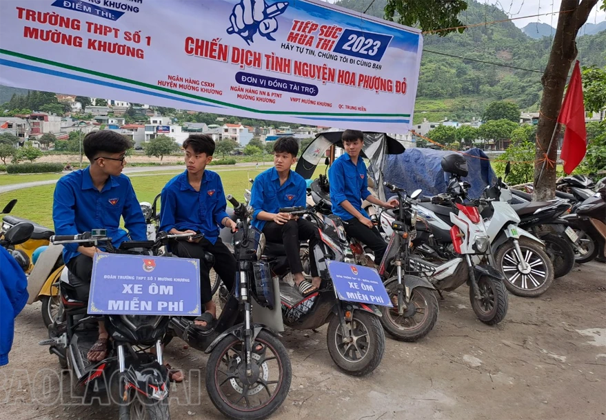 Những học sinh khối 11, trường THPT số 1 Mường Khương tình nguyện làm 'xe ôm' miễn phí đưa đón các thí sinh có nhu cầu..png