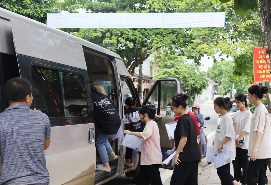 Trường PTDT Nội trú THCS và THPT huyện Bảo Thắng đưa đón học sinh đi thi.jpg