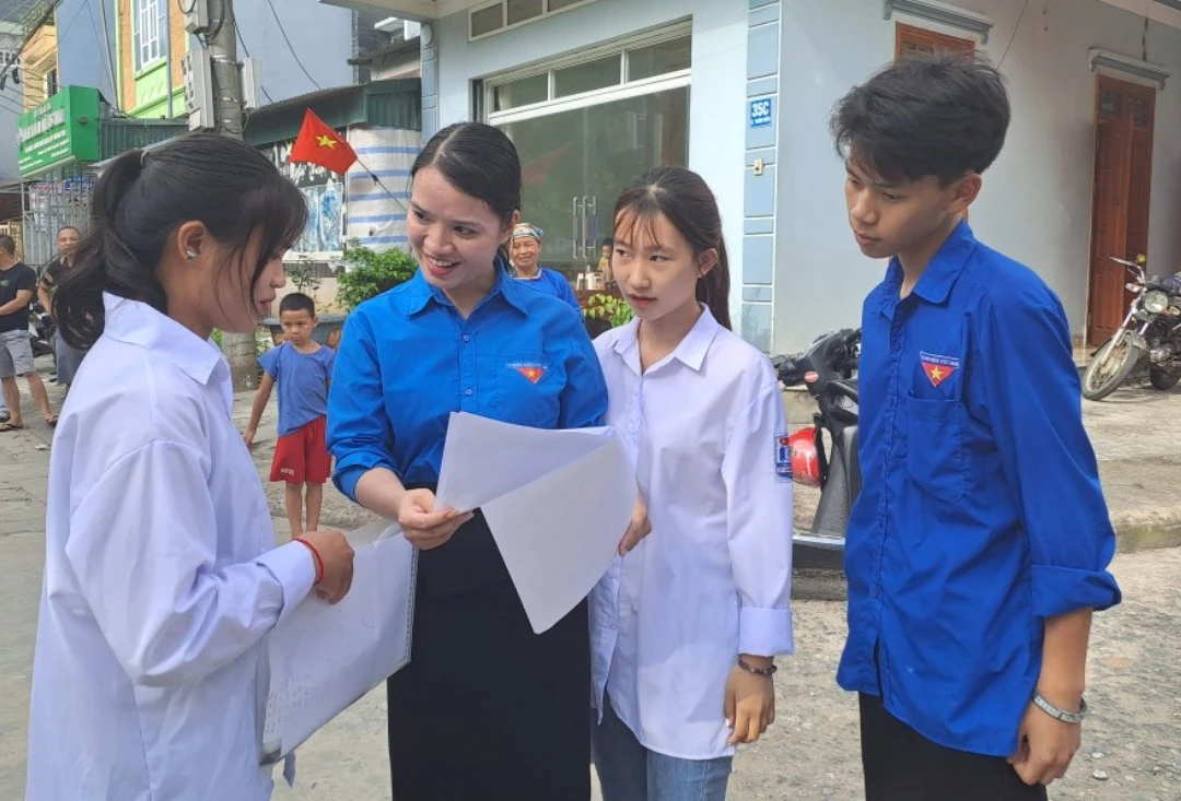 Cô Phạm Thị Hiền hỏi thăm, động viên học sinh sau khi kết thúc môn thi..jpg