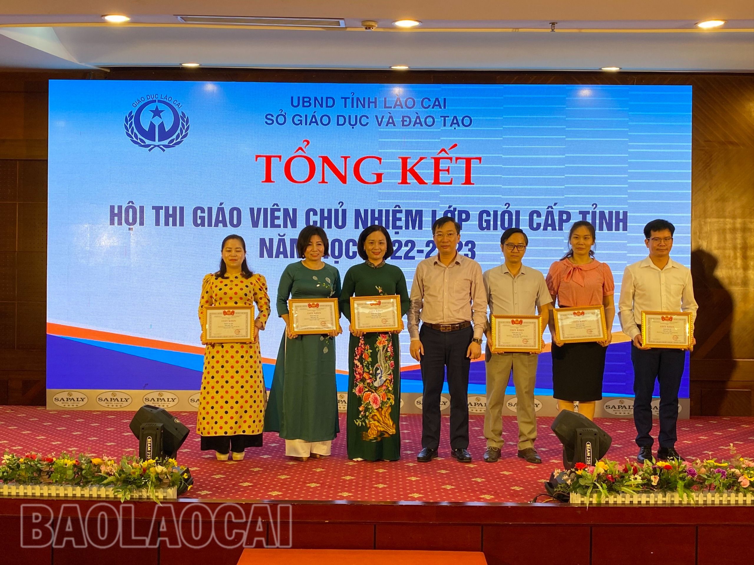 Ban Tổ chức trao giải cho các tập thể xuất sắc. z4264503439473_795f54ec8cbc8aa136e19a81b5cdd264.jpg
