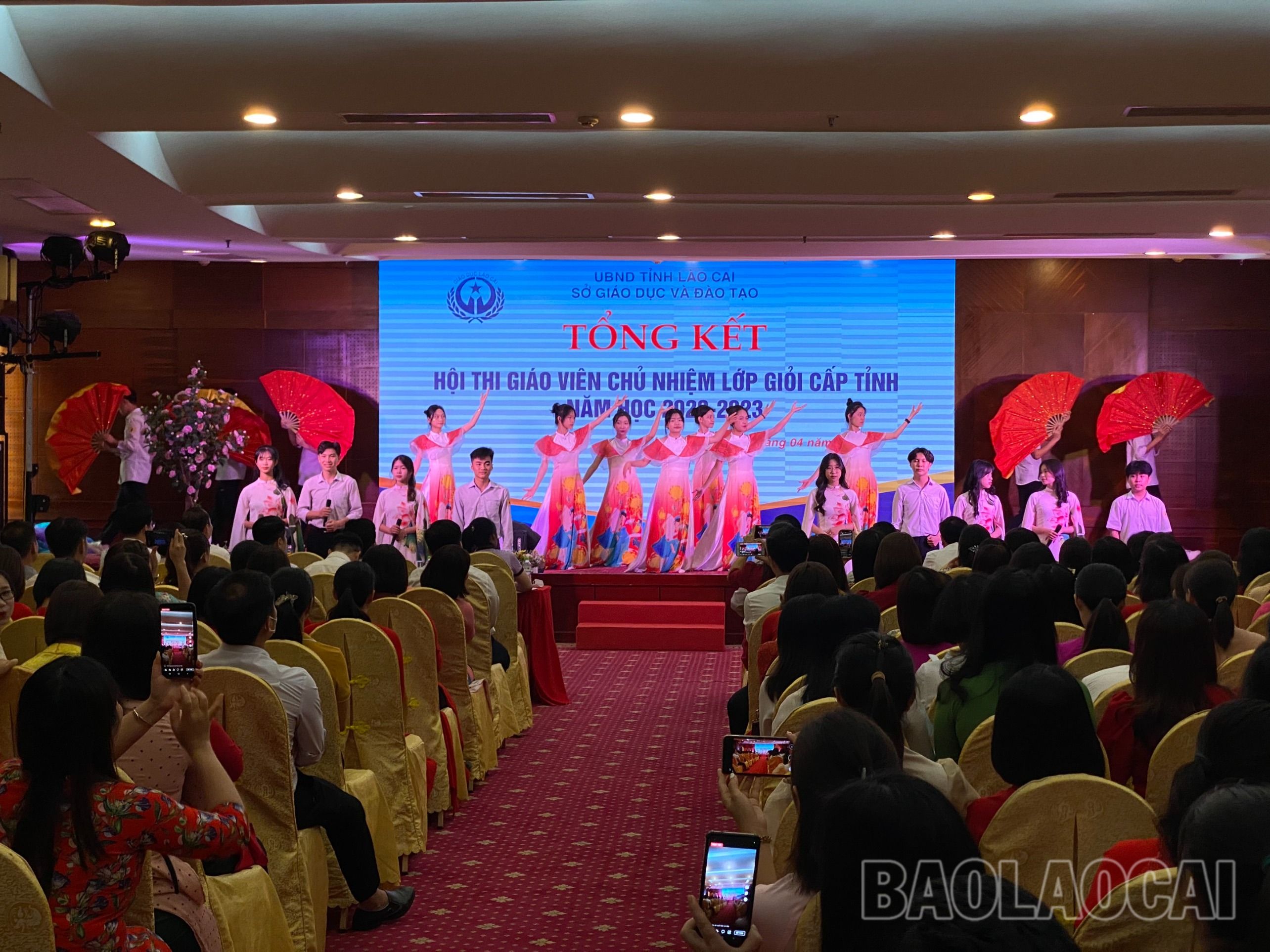Văn nghệ chào mừng. z4264462983281_d80910a376e99878d31e74c616fd9e16.jpg