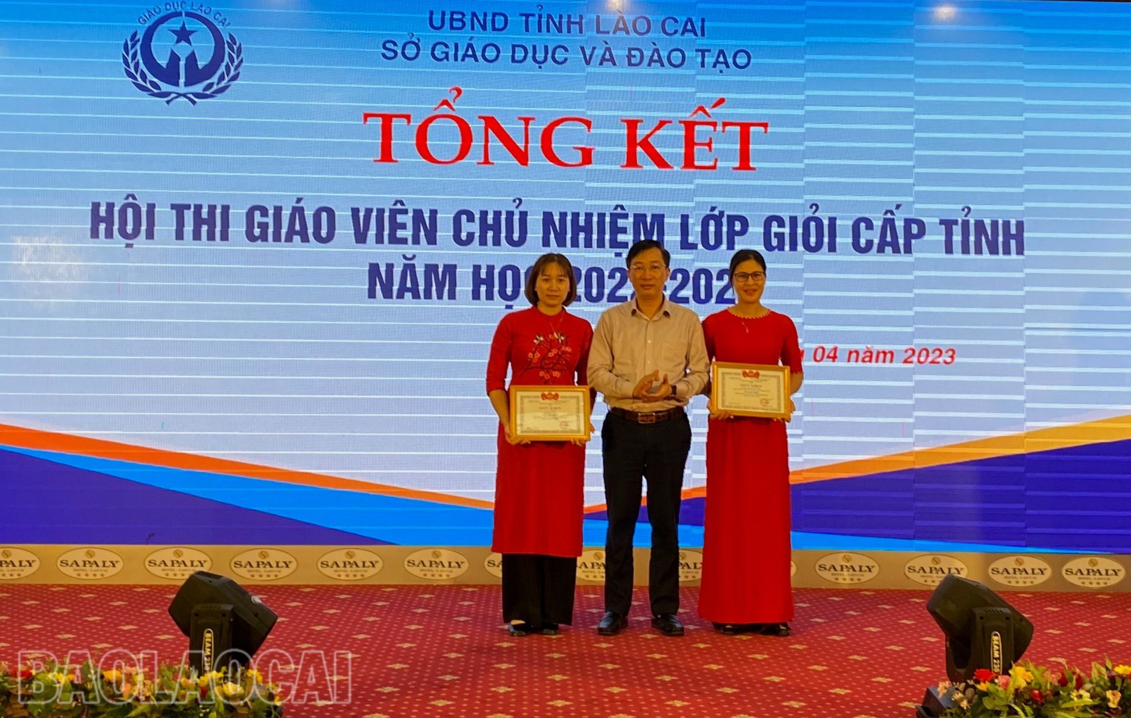 Ban Tổ chức trao giải Nhất cho 2 giáo viên chủ nhiệm. z4264486470834_7f3981119a19107b4384cb781520d860.jpg