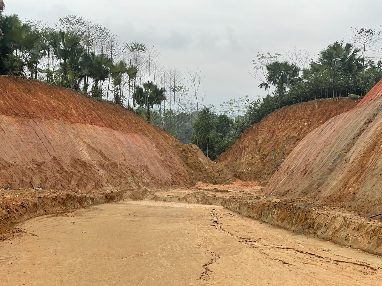 Không ít dự án đường giao thông chậm tiến độ thi công vì thiếu mặt bằng "sạch". z5291846748981_9a3c79385a7a19a35cc0a346a3594f6d.jpg