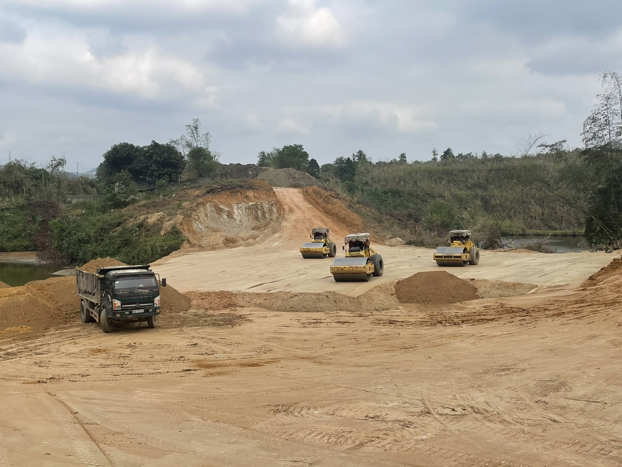 Việc triển khai thi công Dự án đường Kim Thành - Ngòi Phát gặp khó khăn do vướng mặt bằng. z5291846783512_32d4663e946356e998acbad5ba8ac289.jpg