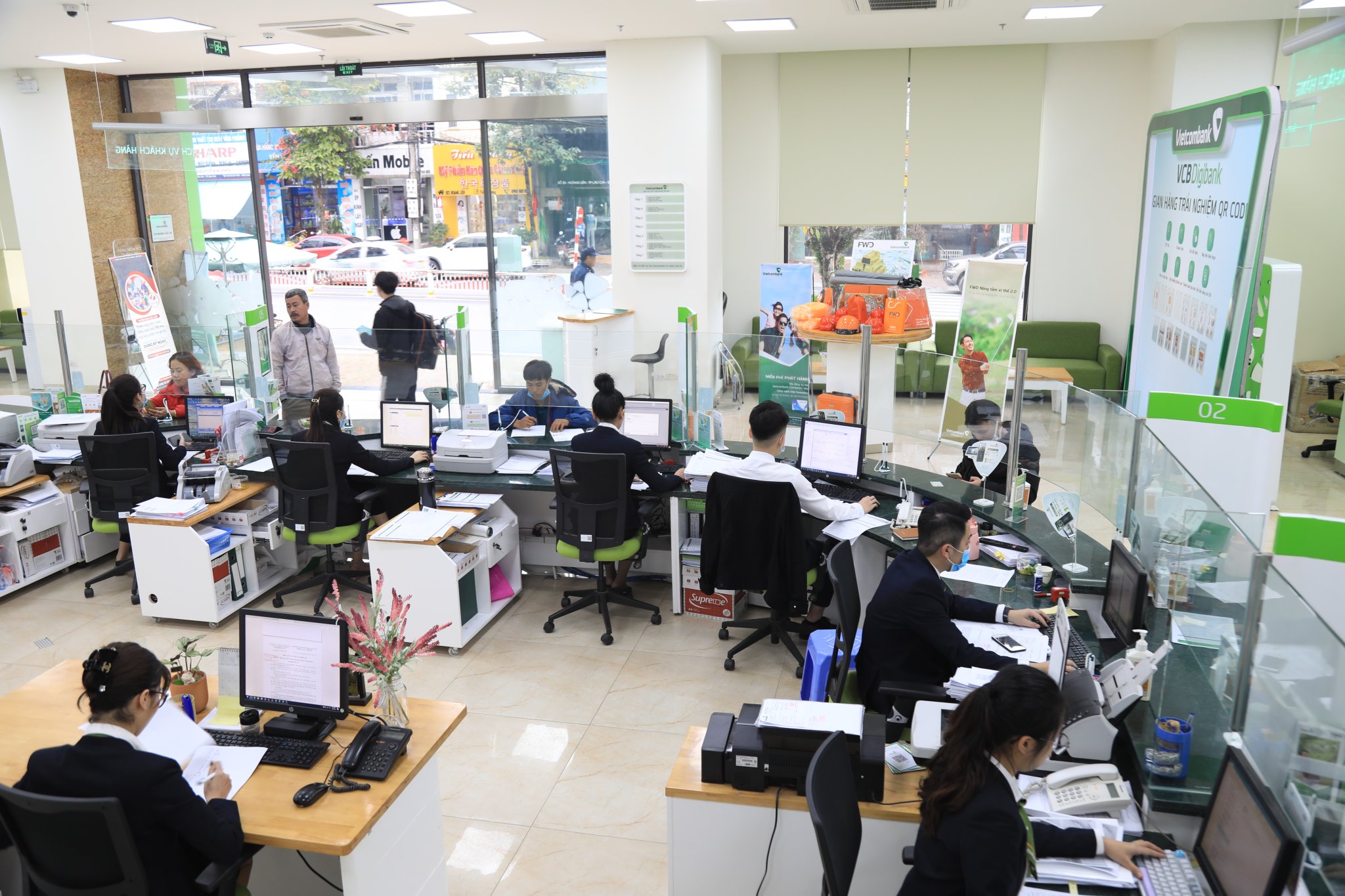 Giao dịch tại Ngân hàng Thương mại Cổ phần Ngoại thương Việt Nam Chi nhánh Lào Cai (Vietcombank Lào Cai). z4297144510422_4562816a08798abda8eb5389f0d42b76.jpg