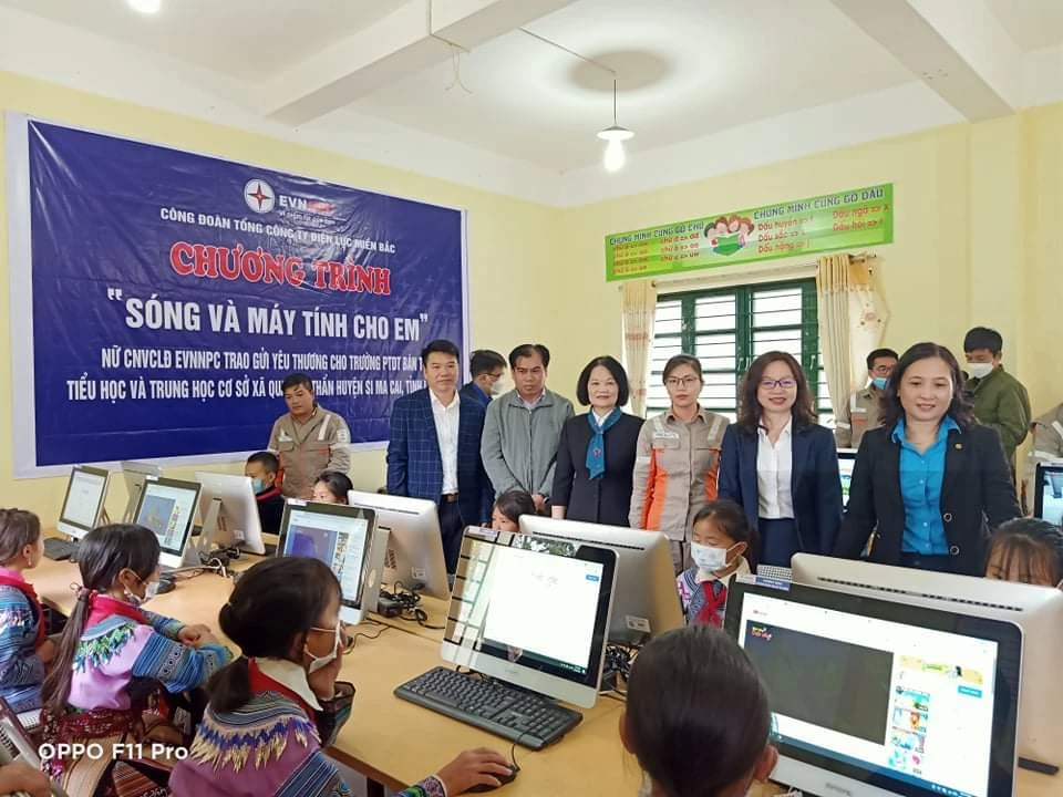 Các đồng chí lãnh đạo Công đoàn Tổng công ty Điện lực miền Bắc, lãnh đạo UBND huyện Si Ma Cai thăm quan phòng Tin học.jpg