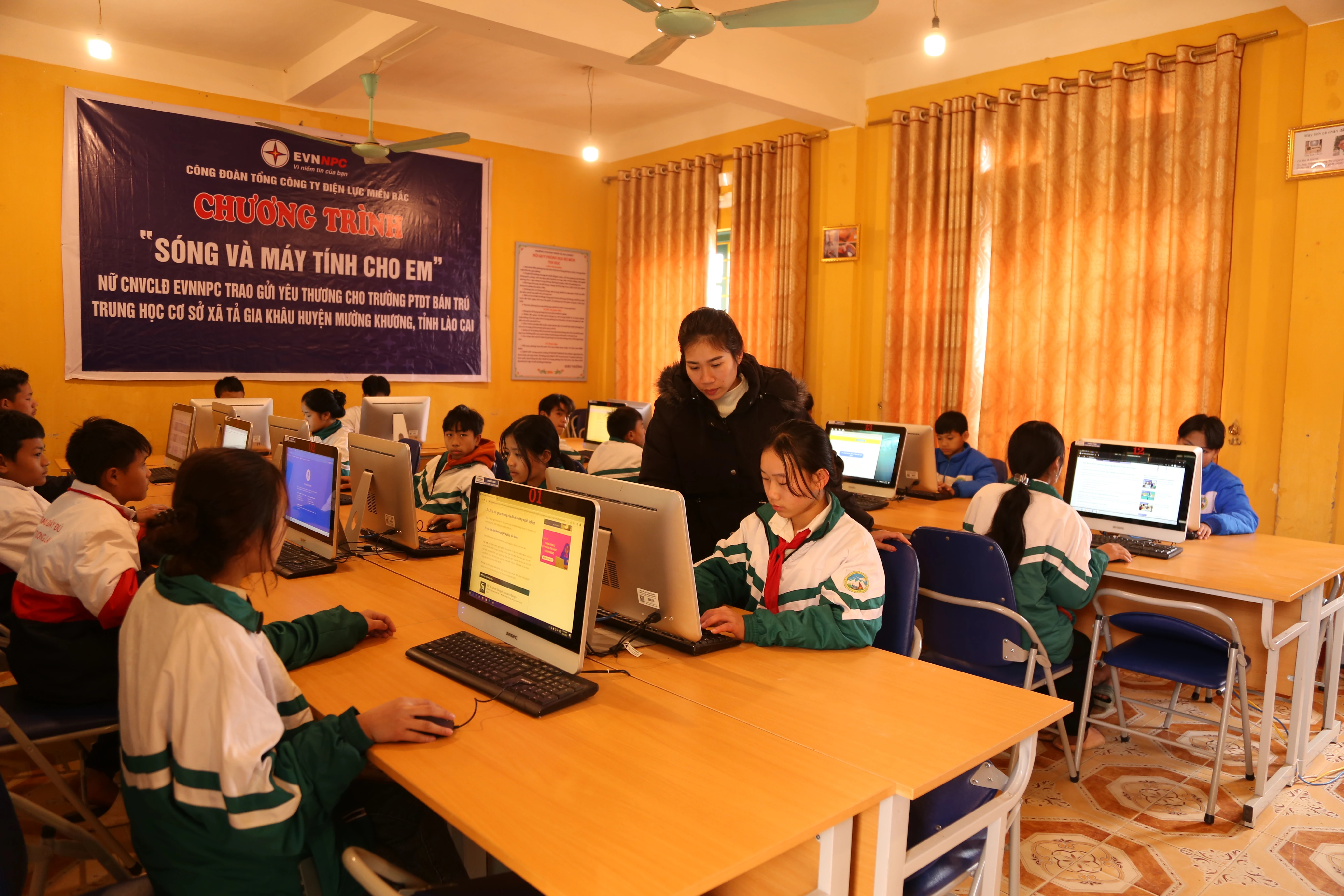 phòng máy tính khang trang hiện đại của Trường PTDTBT THCS Tả Gia Khâu từ nguồn huy động xã hội hoá.JPG