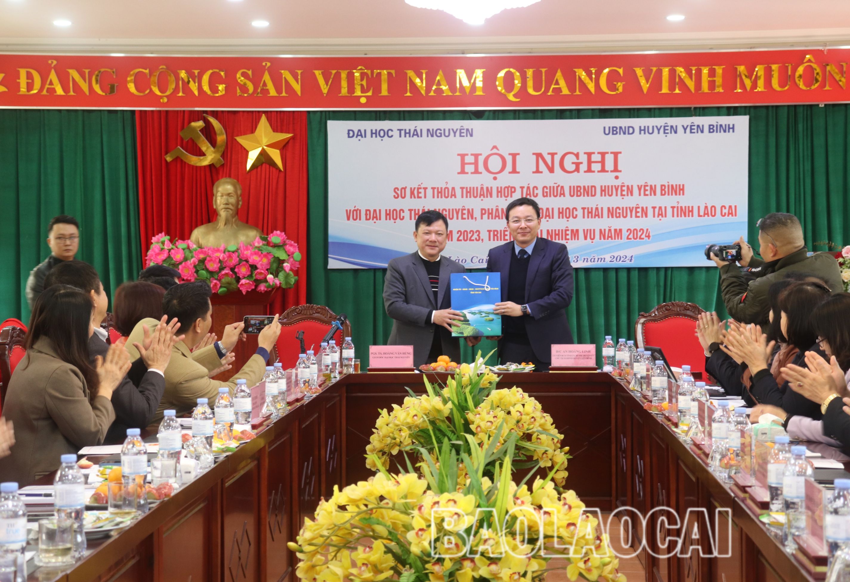 Lãnh đạo huyện Yên Bình và Đại học Thái Nguyên tặng quà lưu niệm, kỷ niệm chương trình hợp tác. 0296CD68-8121-4AC8-A232-9E8AD8F55343.jpeg