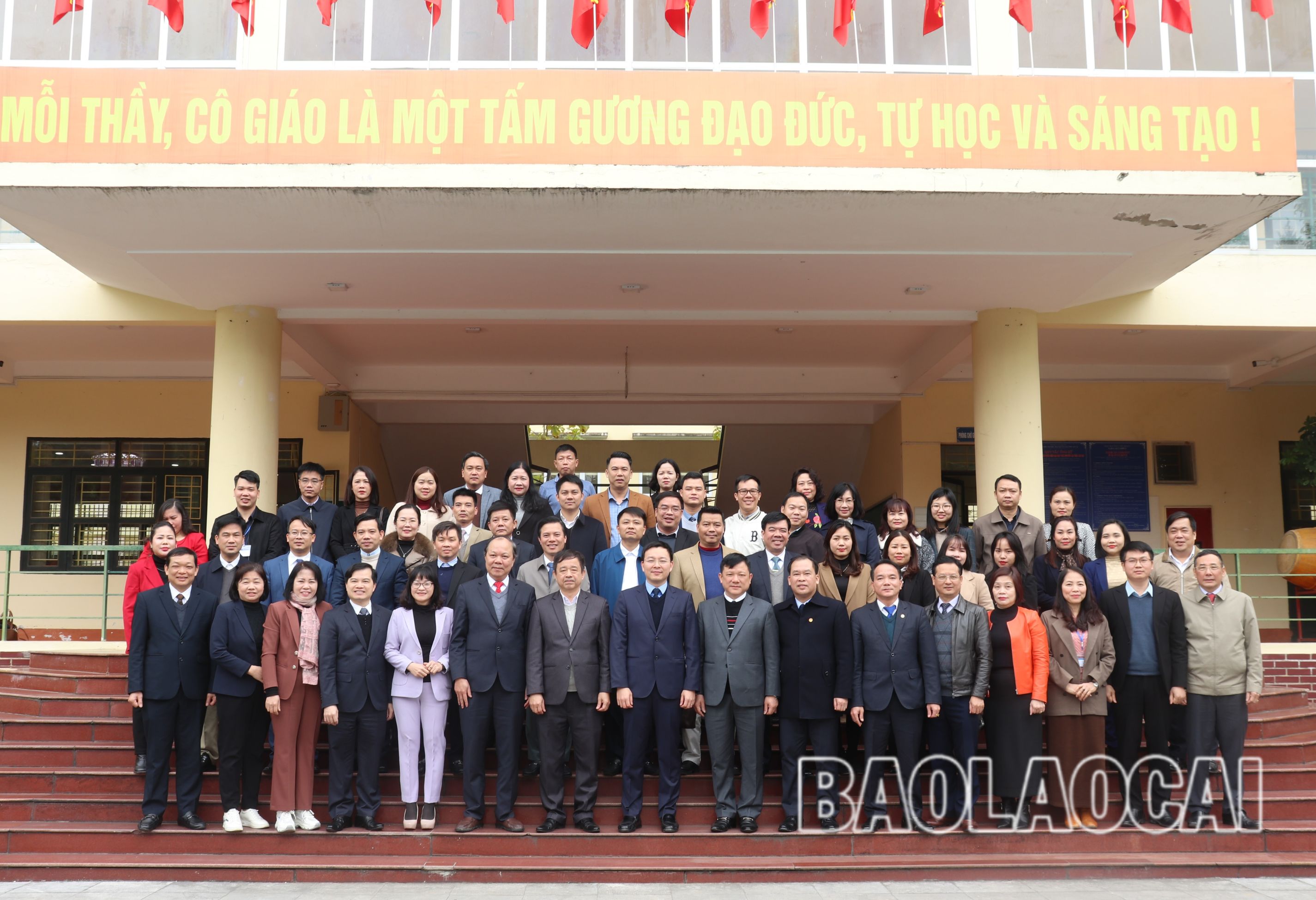 Các đại biểu chụp ảnh lưu niệm. 8F725094-7E64-46DF-B7FB-E3FEA1187E23.jpeg
