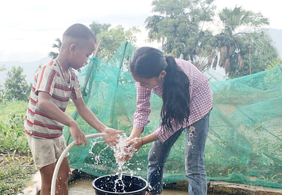 Việc thu tiền sử dụng nước sạch sinh hoạt nông thôn là rất cần thiết. z5238179732865_f544a5b1db757b49cf2a8bf36018dde1.jpg