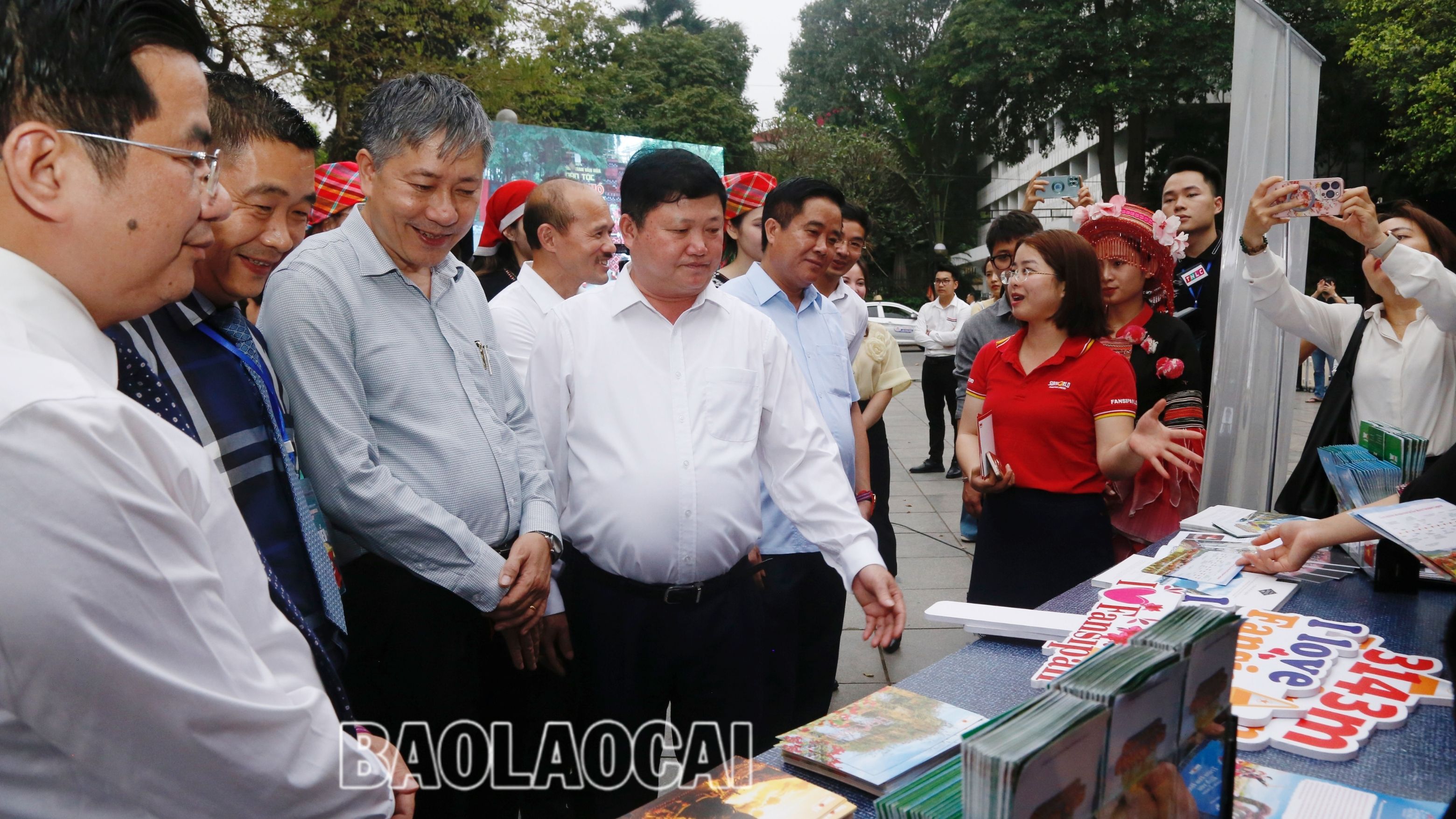 Các đại biểu tham quan các gian trưng bày. 86638622-5BCA-4608-A234-A1D638A68E46.jpeg