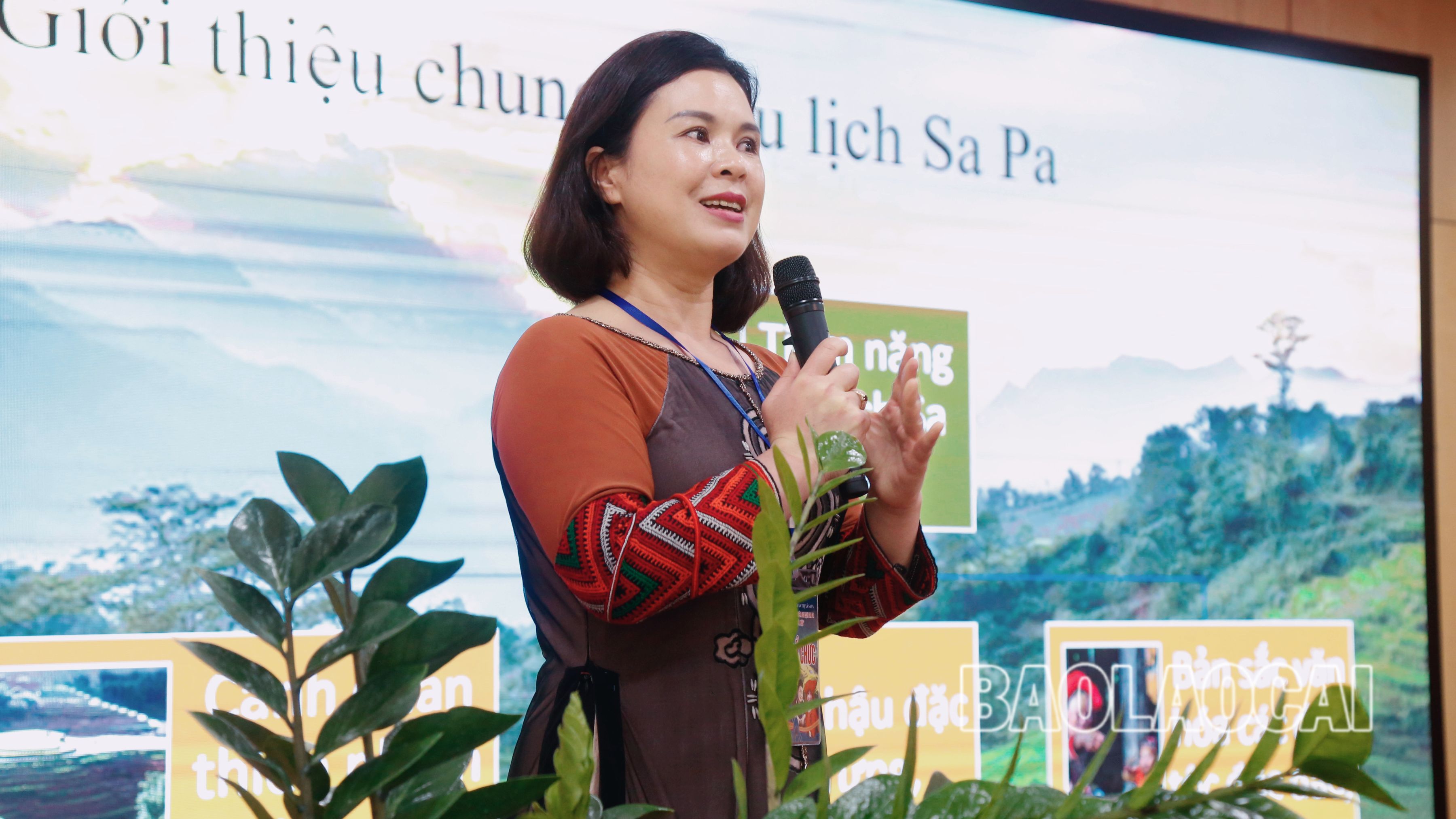 Bà Hoàng Thị Vượng, Trưởng Phòng Văn hóa và Thông tin thị xã Sa Pa thuyết trình về thực trạng và định hướng phát triển của Khu Du lịch quốc gia Sa Pa. 14290E4F-18AA-4DB0-8BD6-361F8FA075B2.jpeg