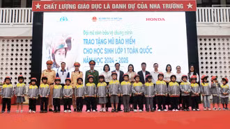 Tặng 201 mũ bảo hiểm cho học sinh lớp 1