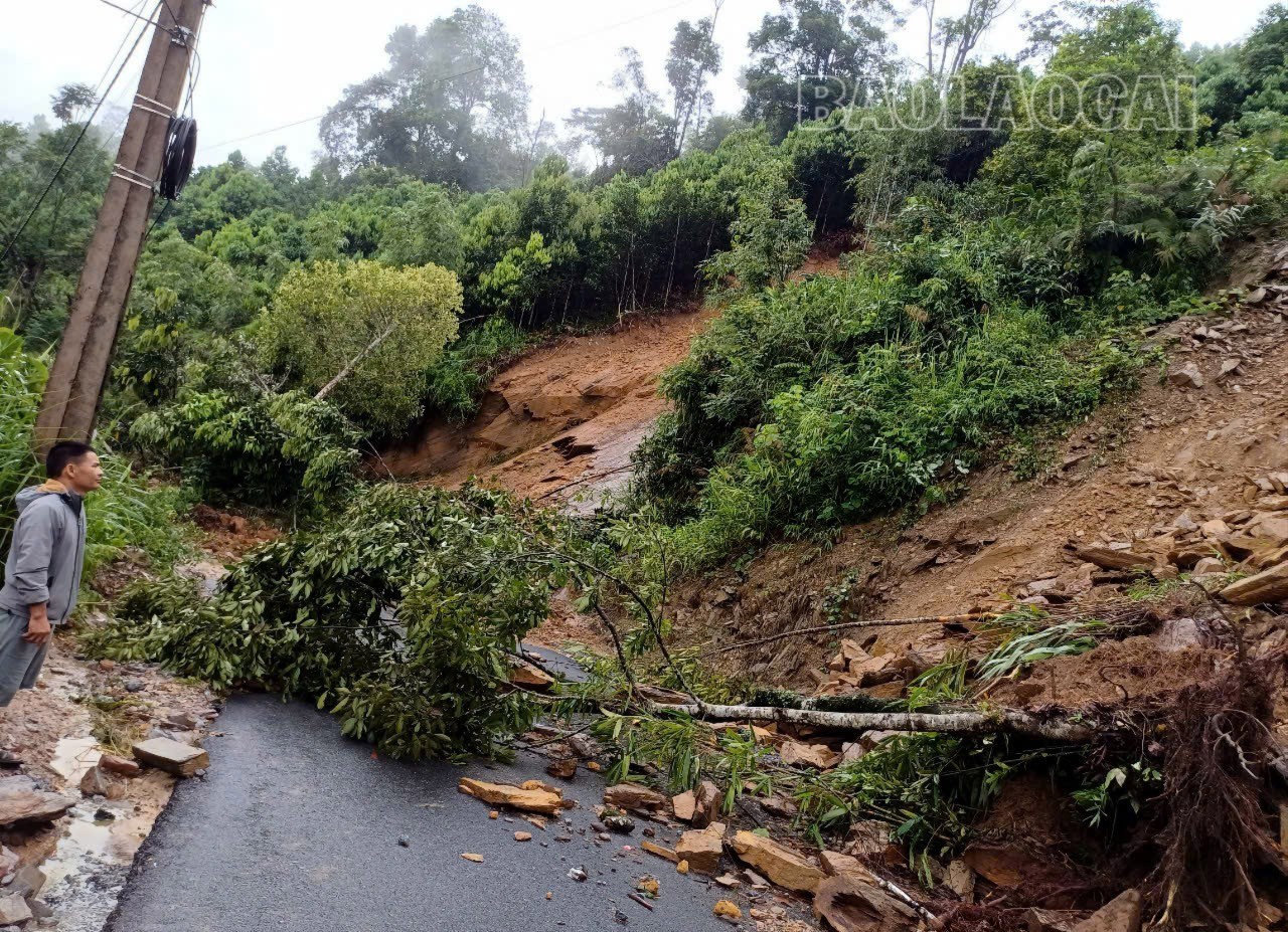 Điểm sạt lở tại Km4, trục đường từ Quốc lộ 4E vào trung tâm xã Nậm Đét. z6726833352437-61ff74ca6f3ae61ebfaa39e5780edc8e-2037.jpg