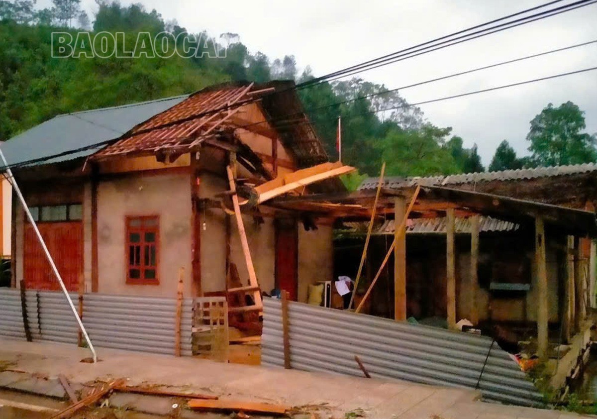 Một nhà dân ở xã Lương Sơn, huyện Bảo Yên bị tốc mái do dông lốc. z6590390929833-1d1111e4723bb37a1a1a67ba04efba5c-5372.jpg
