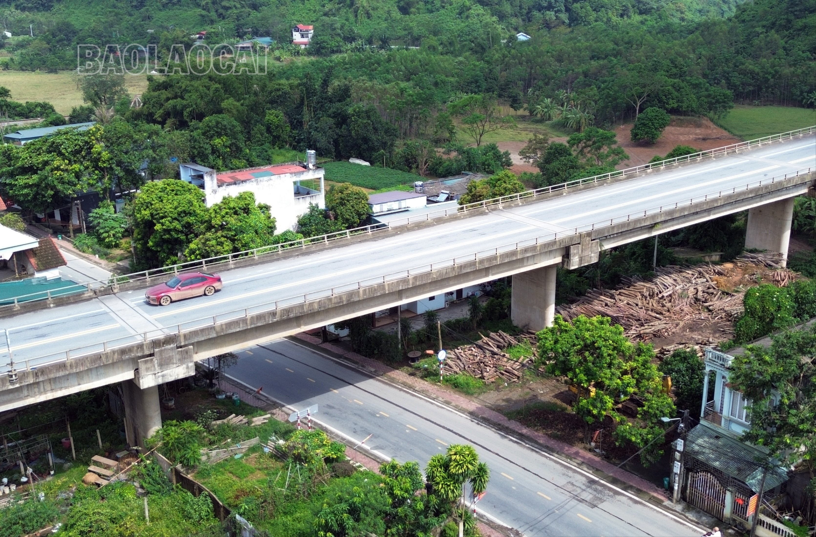 Gầm cầu vượt Suối Trát (Km232) thuộc tuyến cao tốc Nội Bài – Lào Cai, đoạn qua thôn Giao Bình, xã Gia Phú đang bị lấn chiếm làm nơi tập kết gỗ, gây nguy hiểm cho kết cấu cầu nếu xảy ra cháy, nổ. dji-0150-8749.jpg
