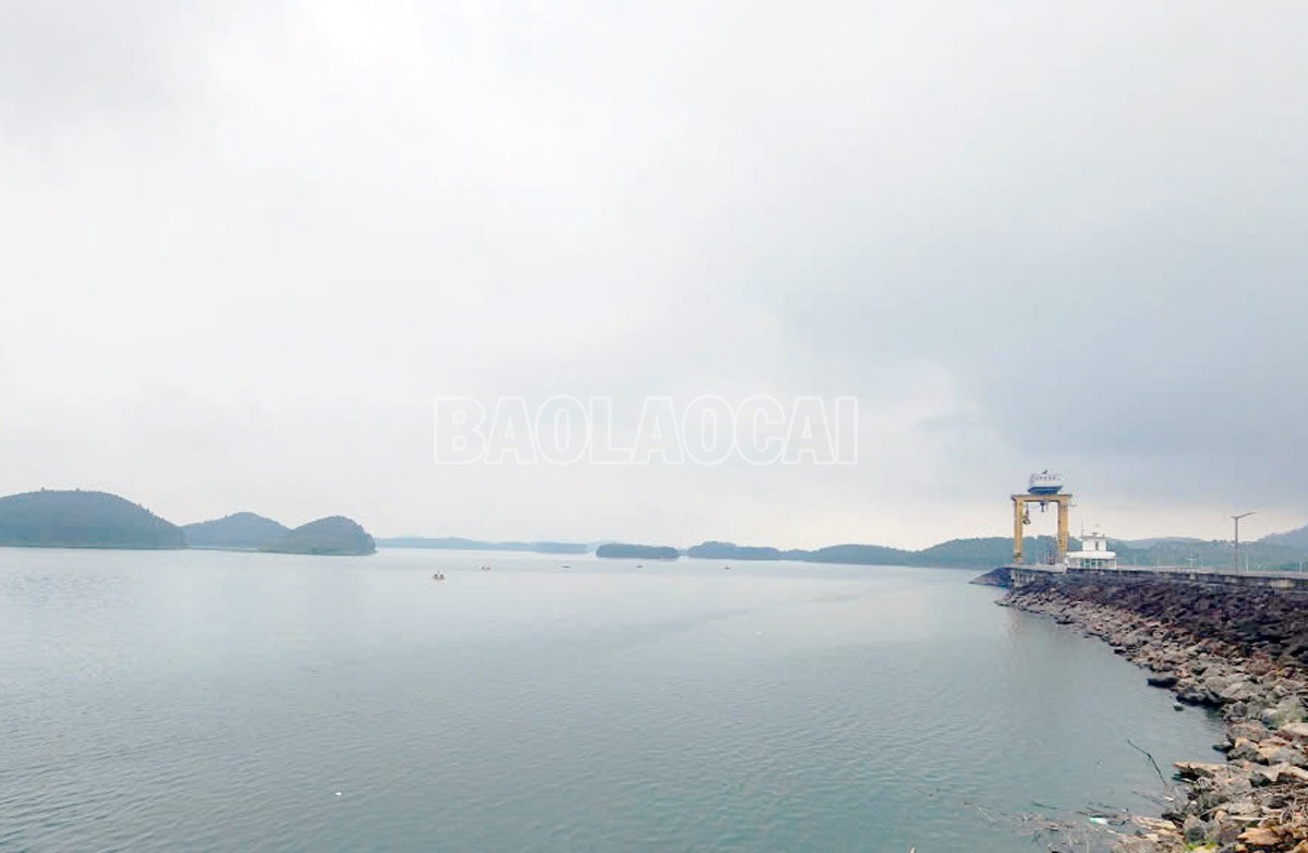 Vào lúc 14h chiều 28/7, mực nước tại hồ thủy điện Thác Bà đạt mức 56.1m; trong khi lưu lượng nước về hồ đạt khoảng 435m3/s. z6849520809995-6bff20dcc4f87dfeae0c62eacd645338-2821.jpg