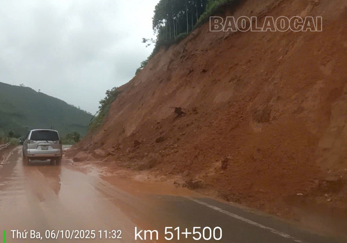 Hai điểm sạt lở tại Km51, Quốc lộ 279, đoạn từ thị trấn Phố Ràng đi xã Nghĩa Đô. z6691276956941-c6619f23f563bf7d4be44f000e9ba266-4298.jpg